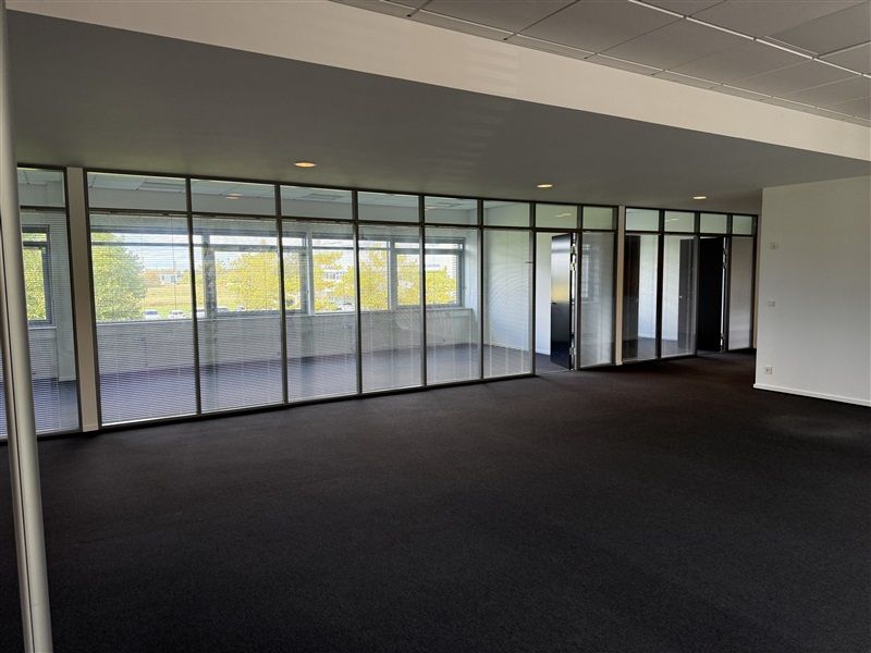 Store glasvægge med gardiner, store gulve, høje lofter og indvendige døre i kontorlokaler