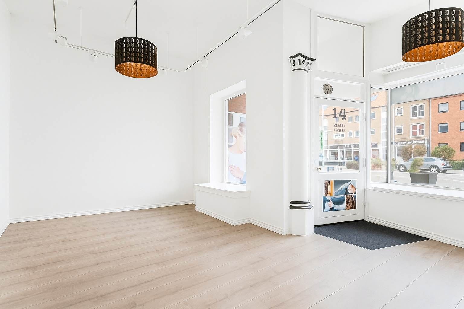 Store rum med højloft, masser af lys og vinduer, hvor der er reklame på døren og en stol ved indgangen