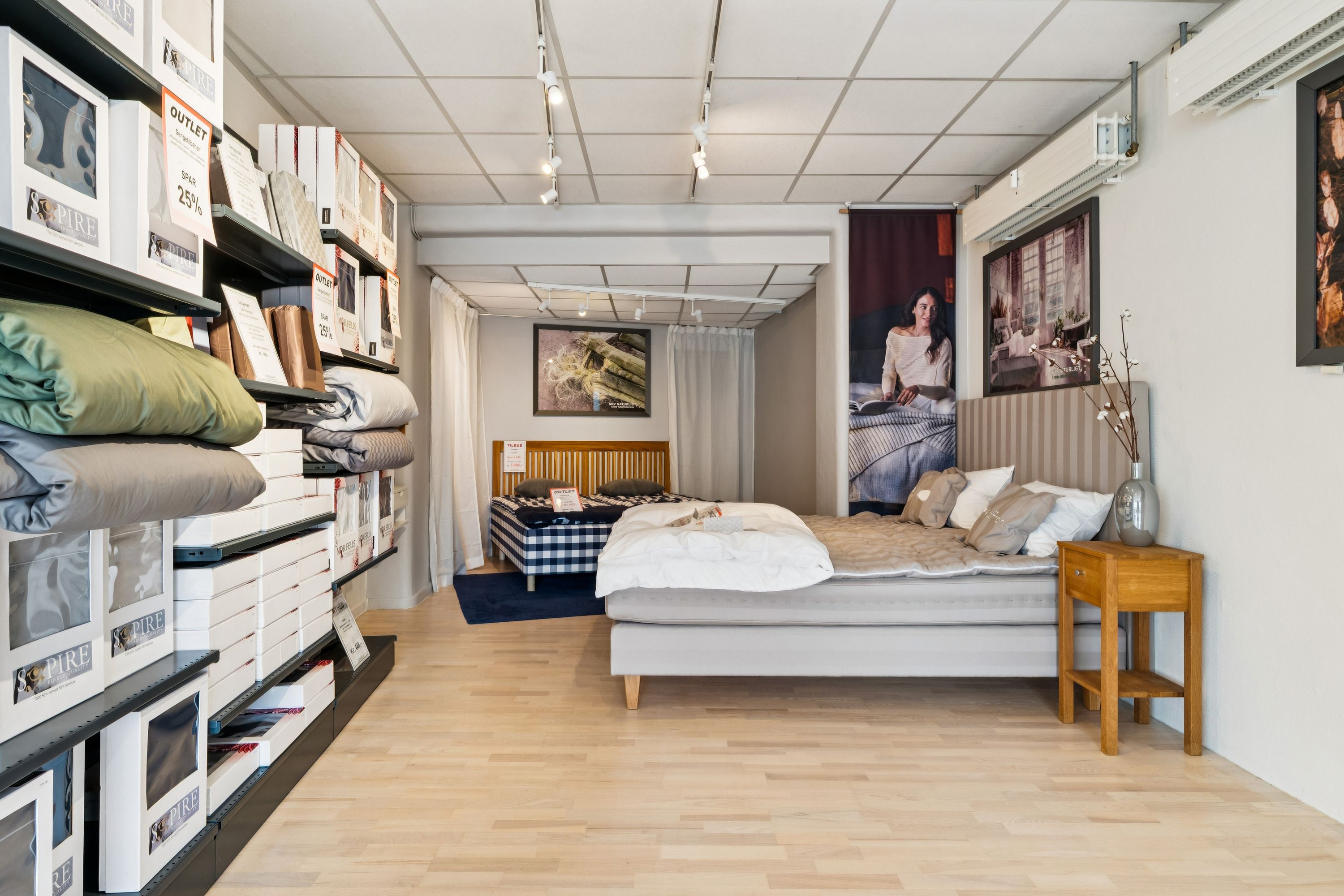 Lejligheden med hvidt loft og vægge, gulv med træpaneler og smukke sengetøj. Sidevæggen med et køkken og udsigt til gården