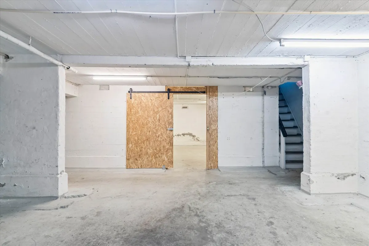 Store tomrum i et underjordisk rum med udvendige og indvendige vægge og en lukket dør i midten