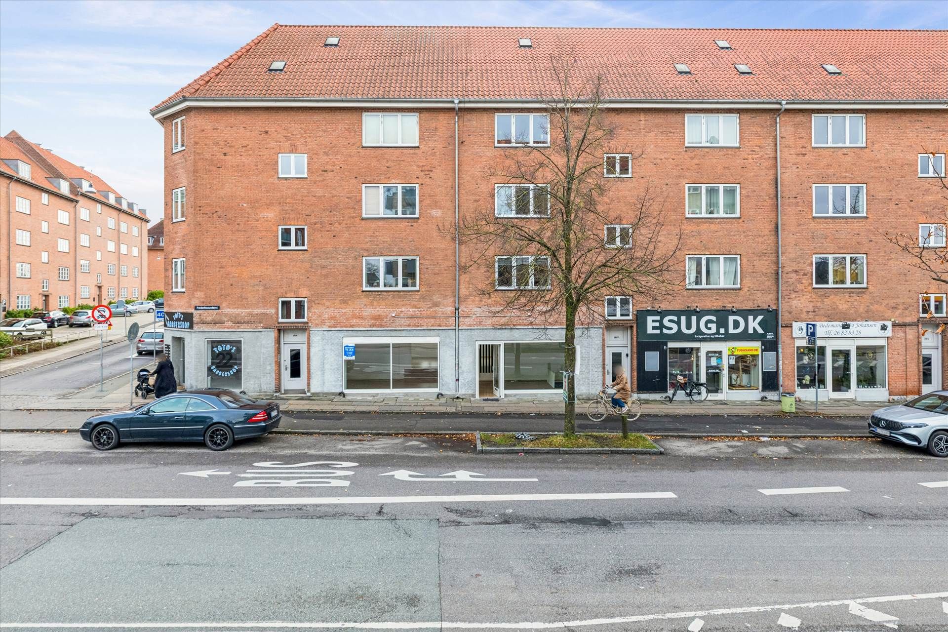Butik til leje i Brønshøj med 93 m² i stueplan og 90 m² kælder med butikker og en cykelstativ foran