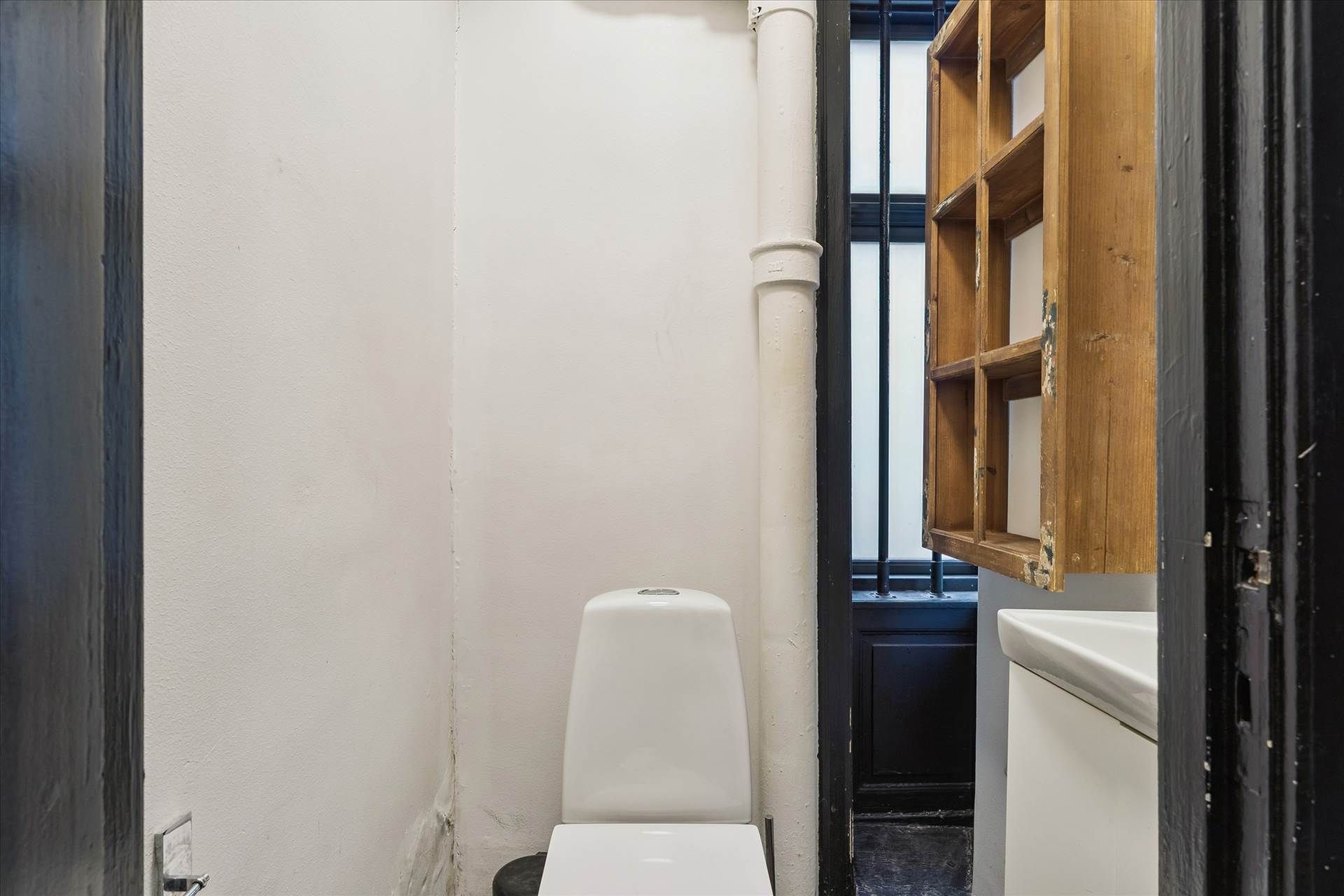 Lokale med toilet og opbevaringsskab. Baggrund: 57 m² erhvervsejendom til salg • Vesterbro