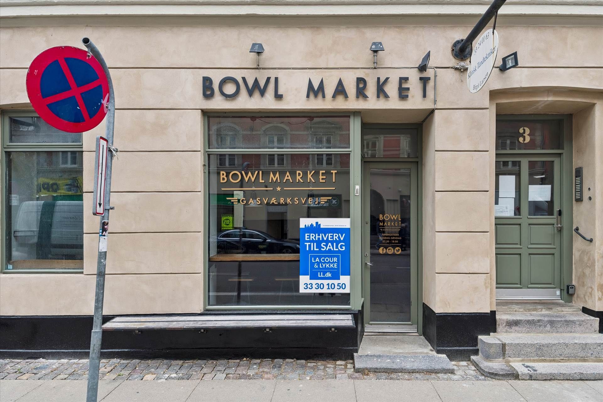 Bowl Market erhvervsejendom med 57 m² til salg på Gasværksvej. Lokale med grønne døre og vinduer med reklame til La Cour og