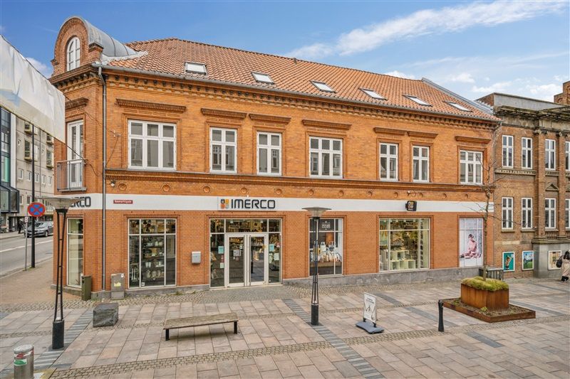 Store butikslokaler med udstillingsvindue på første sal i centrum af København. Opholdsrum og toilet på andet sal.
