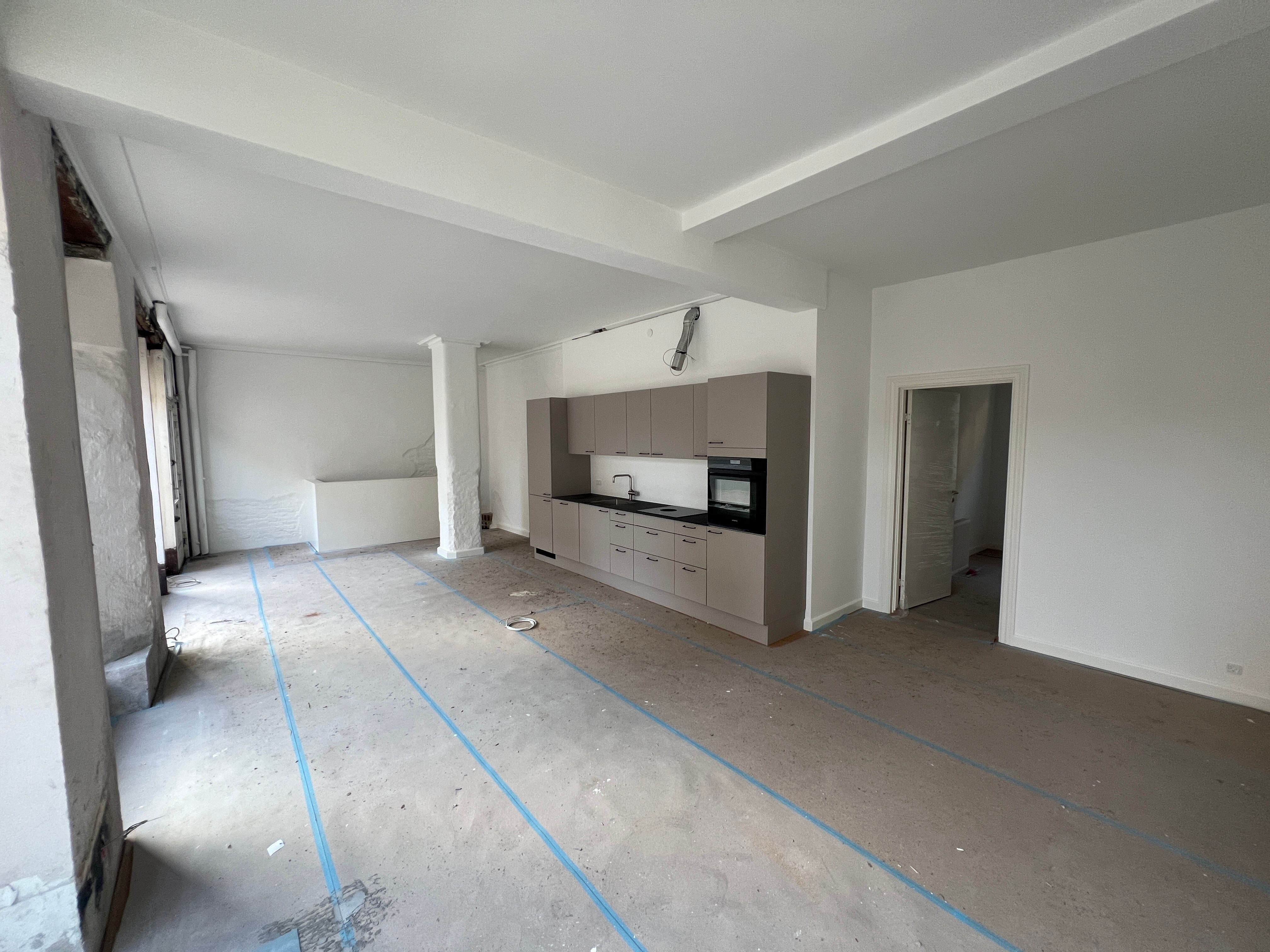 Renoveret lejlighed med moderne køkken og loftsbjælker og nyt køkken og smukke loftsbjælker