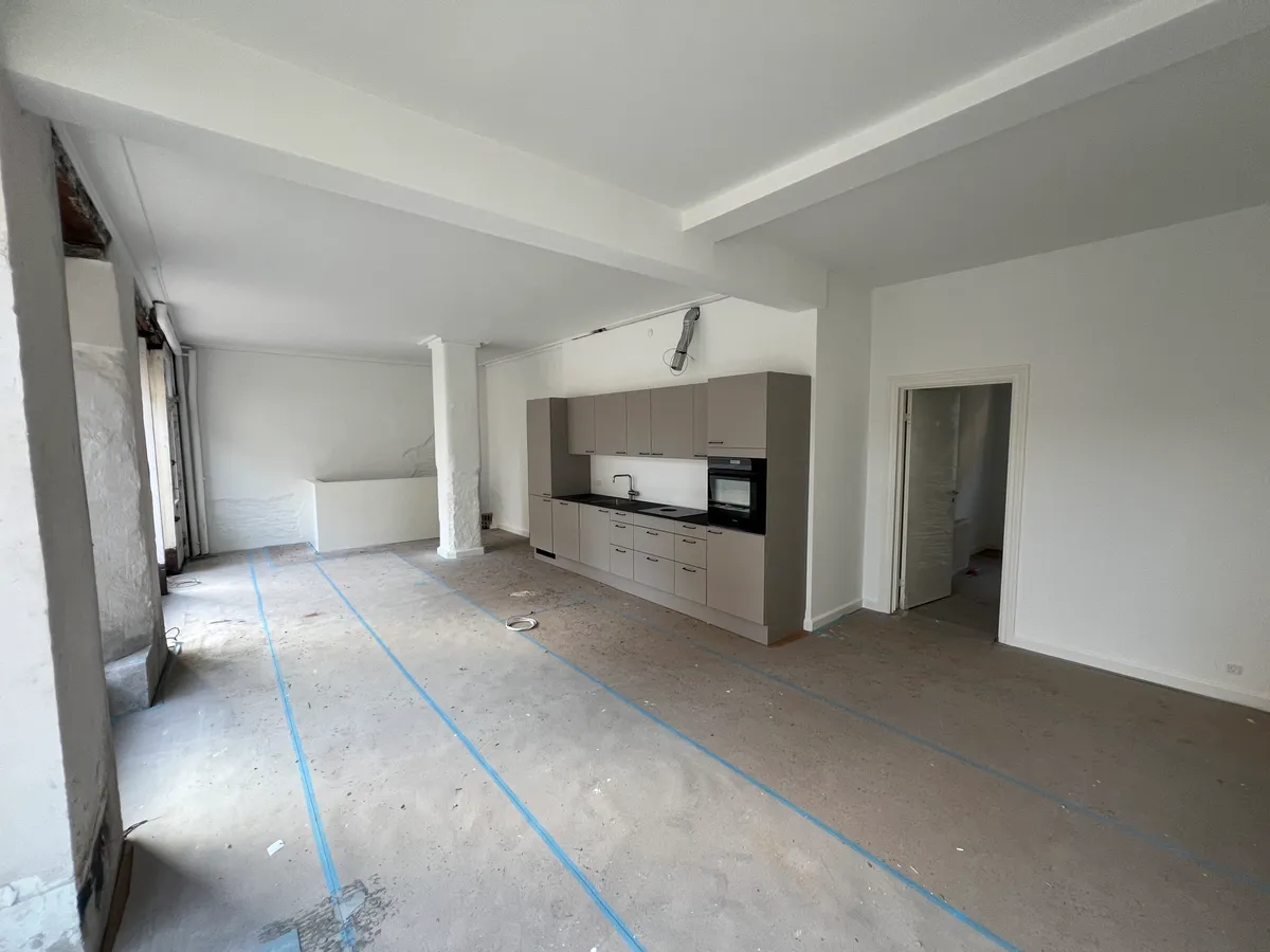 Renoveret lejlighed med moderne køkken og loftsbjælker og nyt køkken og smukke loftsbjælker