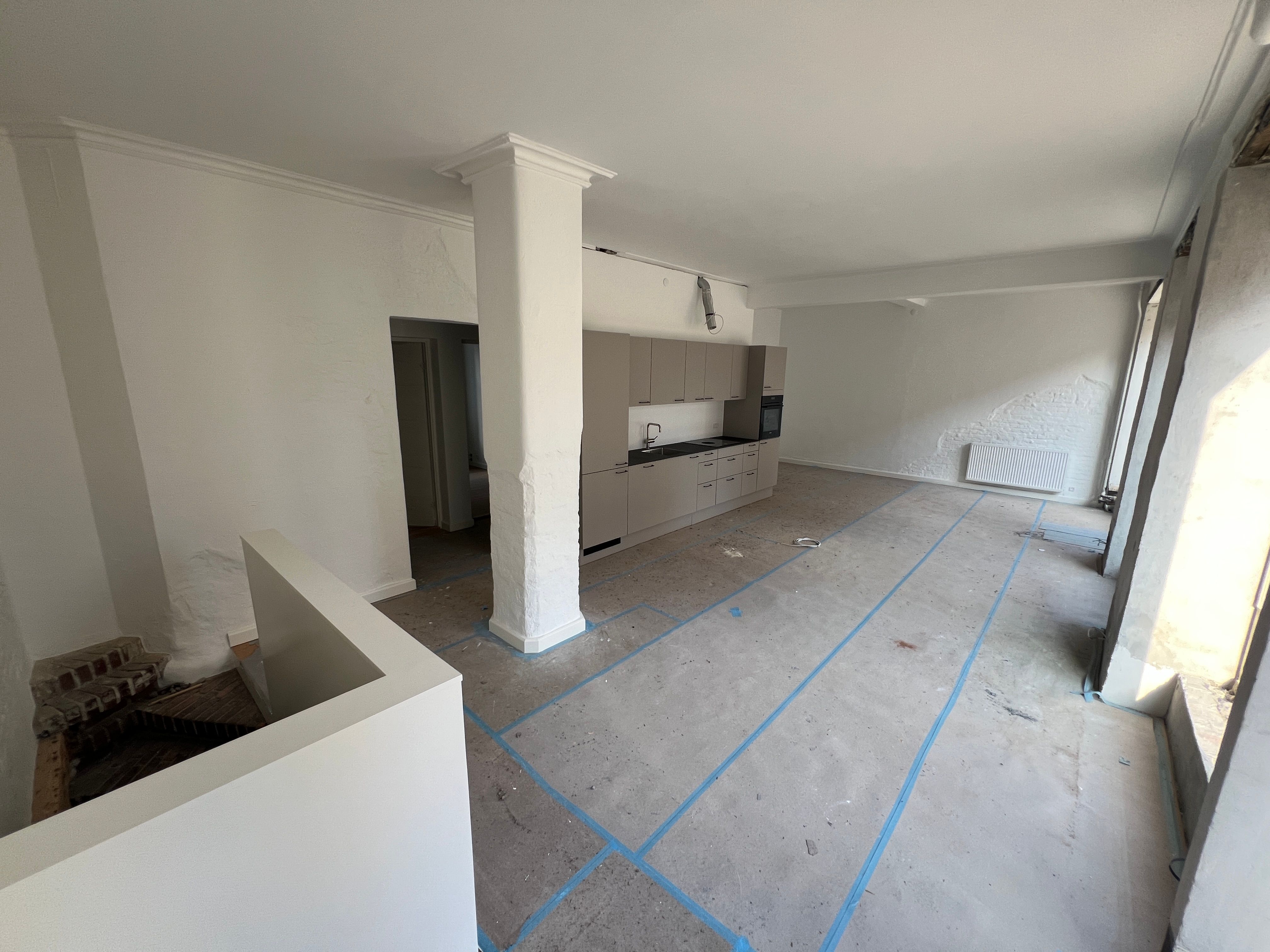 Udenfor er der en nyrenoveret butikslejemål med køkken, spisestue og badeværelse