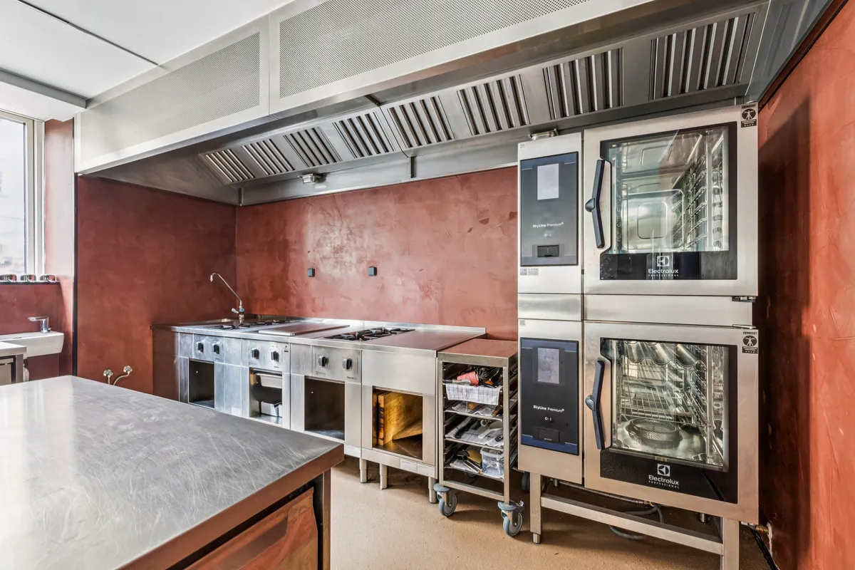 Lejemål med fuldt udstyret køkken med moderne komfur, komfurplade, kogeplader, vandhaner og ovne i Frederiksberg