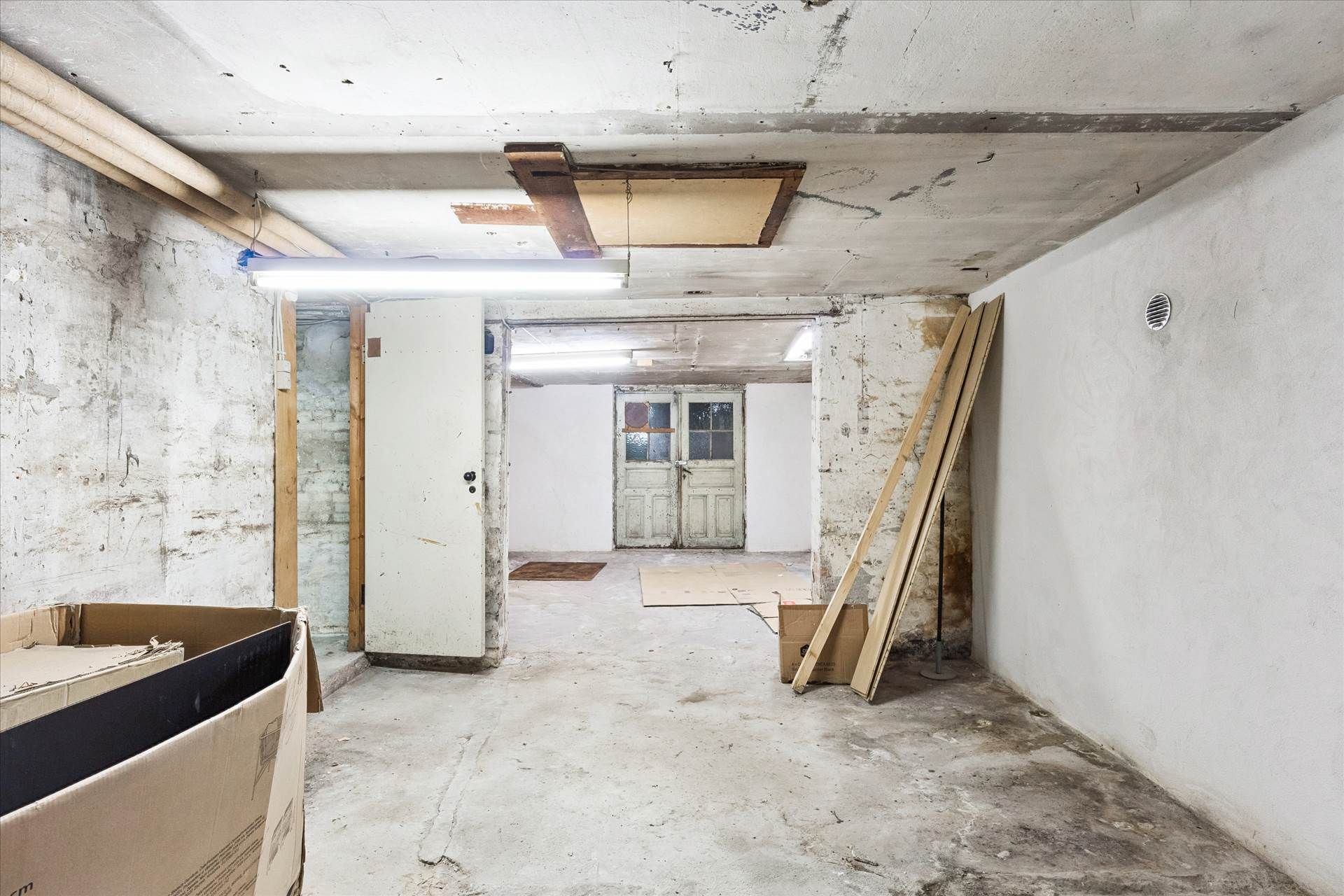 Butikslokaler i Søborg med 74 m² kælder og moderne interiør til renovering og leje