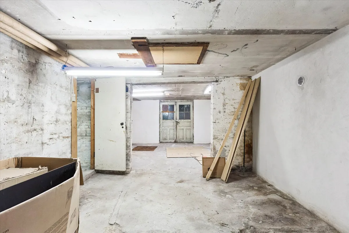 Butikslokaler i Søborg med 74 m² kælder og moderne interiør til renovering og leje