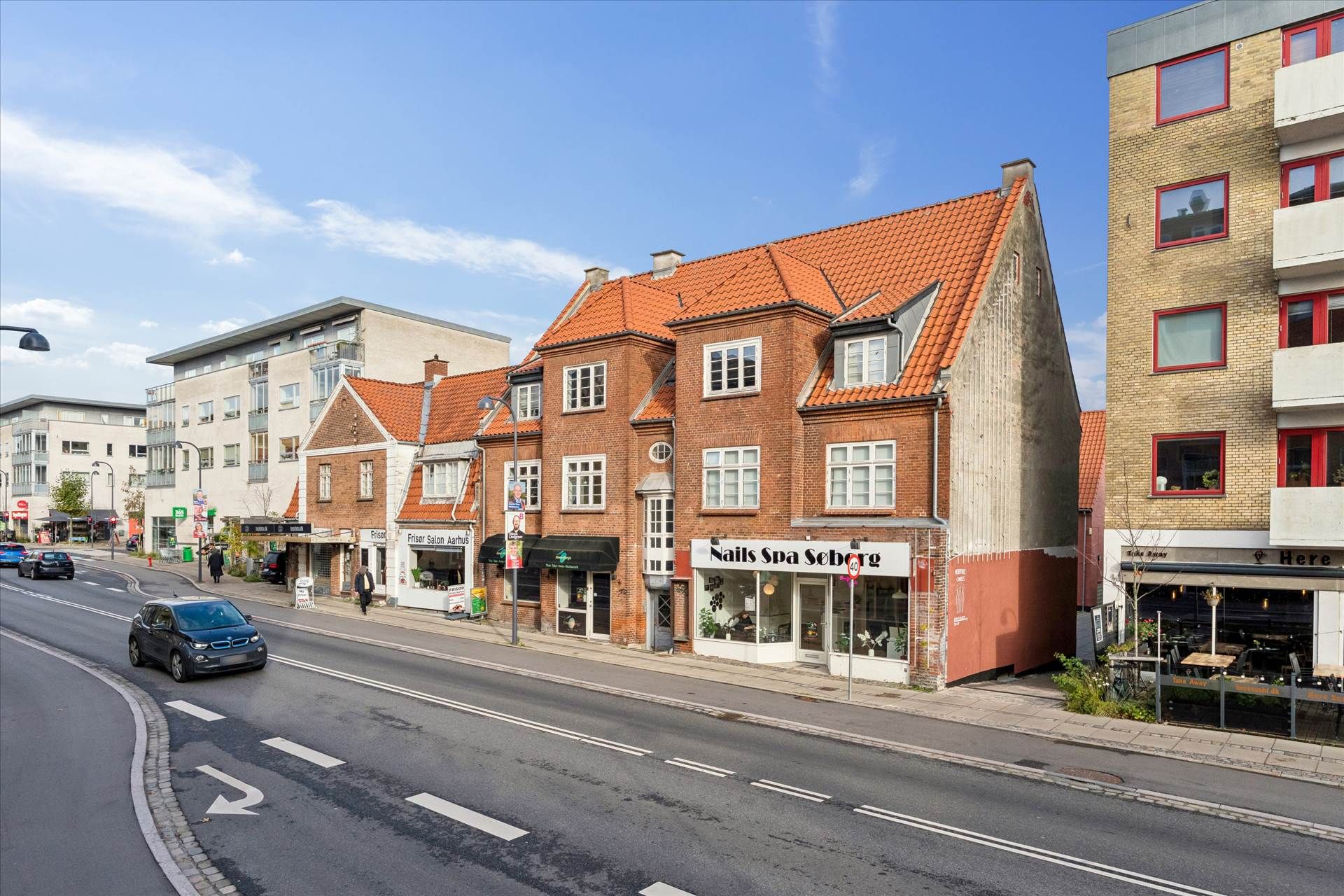 Et lejet lokale på Søborg Hovedgade med tre butikslokaler og en 74 m² kælder