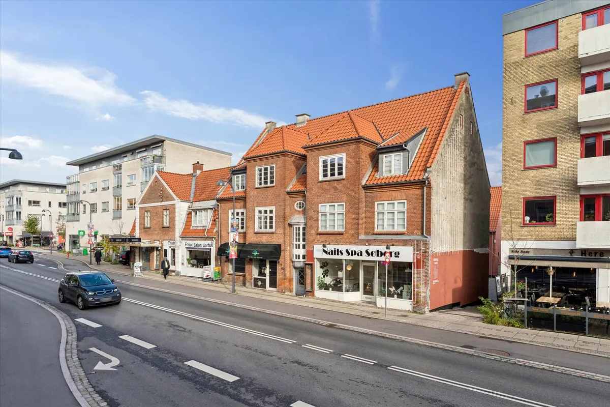 Et lejet lokale på Søborg Hovedgade med tre butikslokaler og en 74 m² kælder