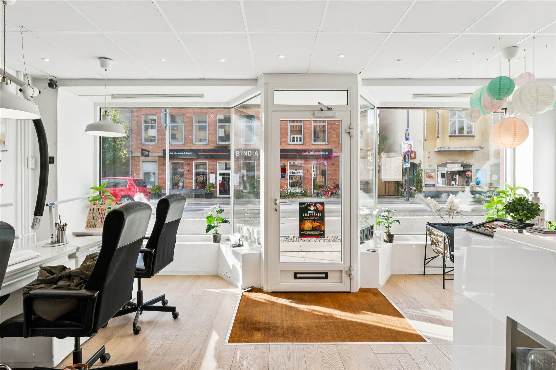 Søborg Hovedgade med skarpe hjørner og glat gulv, et enkelt bord med briller og lyse papirbomme i loftet