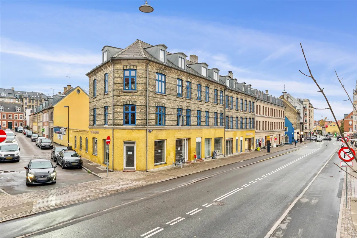 Valby Langgade med biler, gamle bygninger, gader og forbudsskilte for parkering og køretøjer.