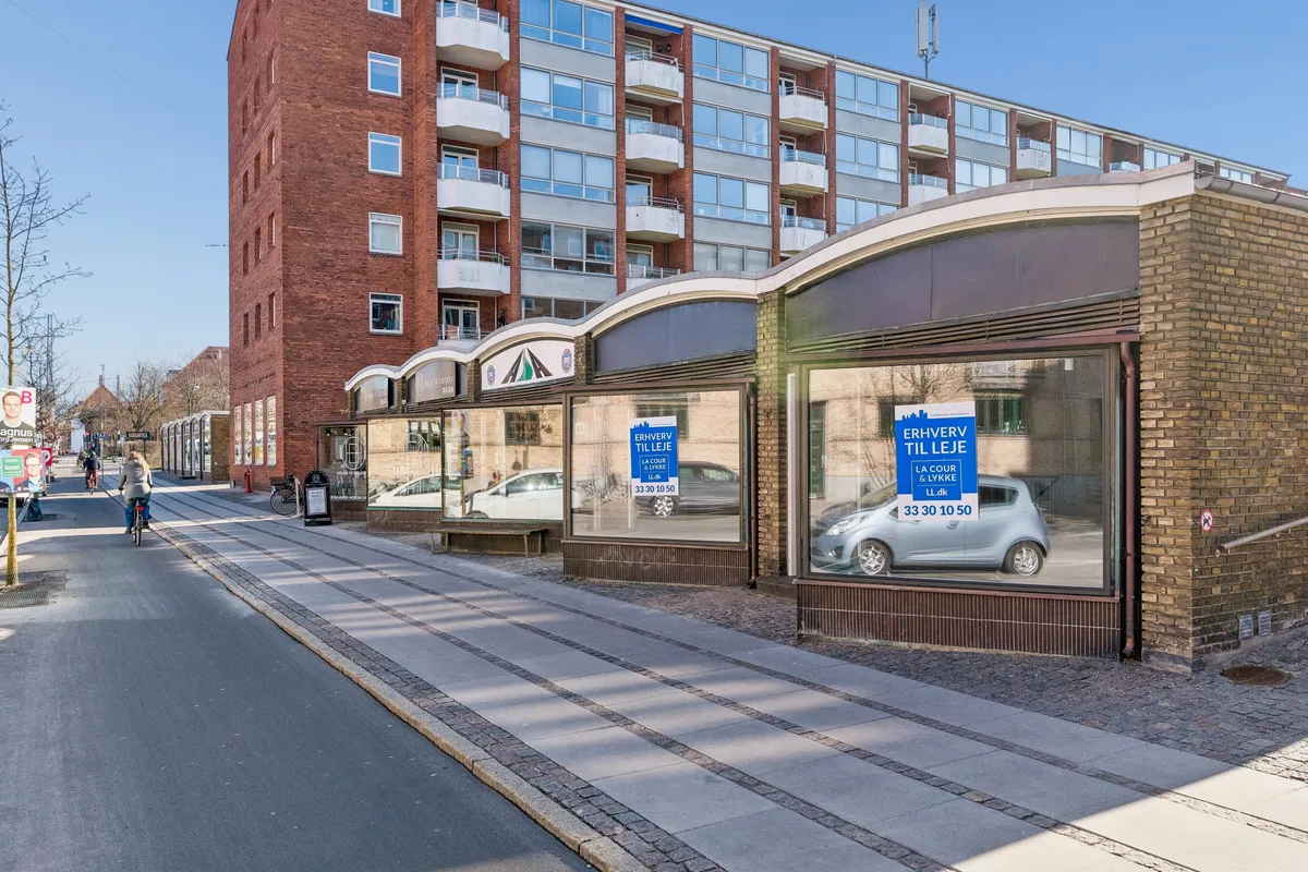 Kontor til leje på Godthåbsvej 93A i Frederiksberg med solbelyst og særligt rummeligt udseende. Forretningslokaler med en lejepris på 33.300 kr. pr. måned.