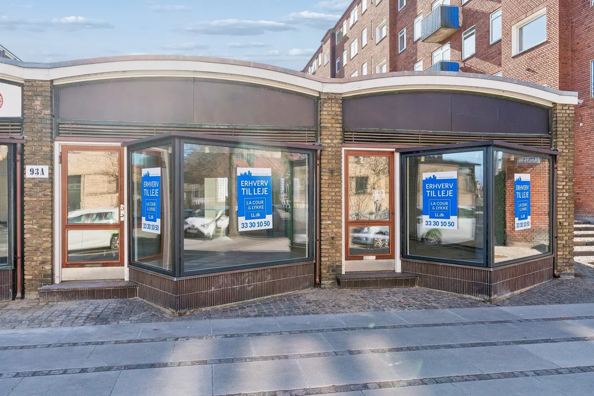 Kontor til leje i Godthåbsvej 93A, 2000 Frederiksberg, med store glasruder og blå skilte med teksten Erhverv til leje og La Cour & Lykke