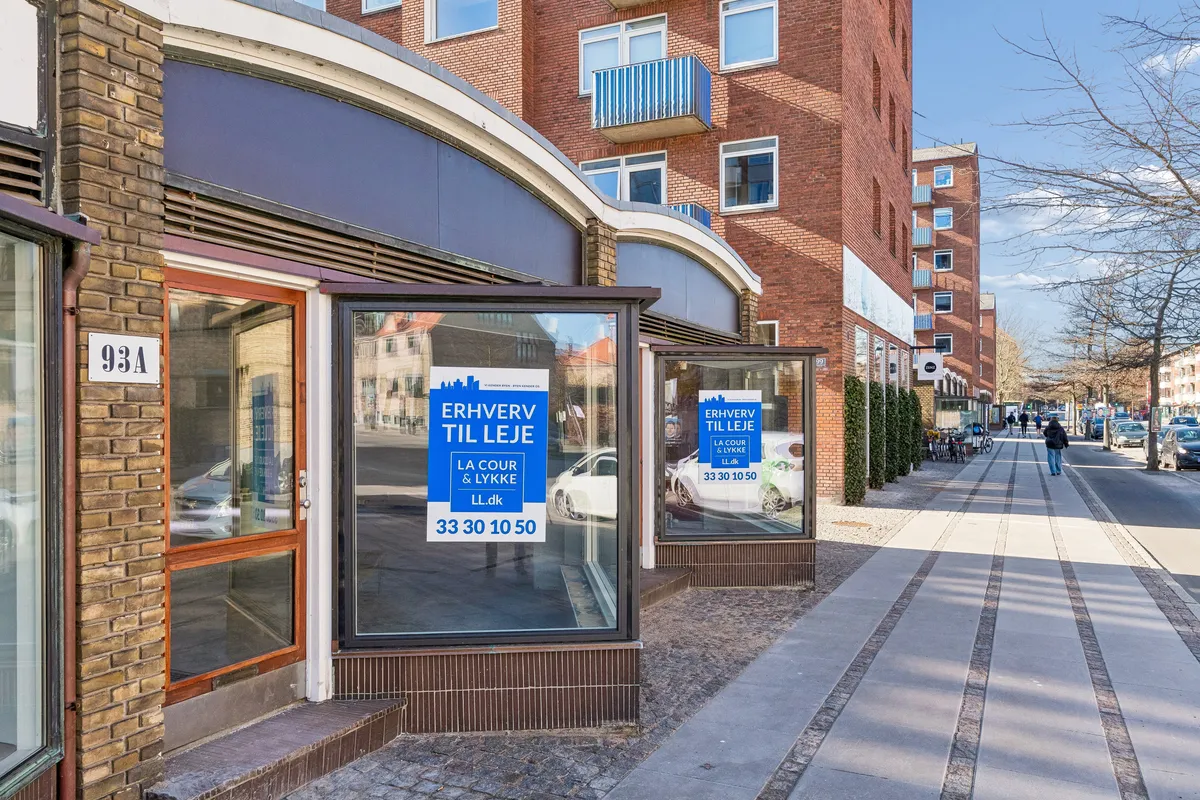 Kontor til leje på Godthåbsvej 93A i Frederiksberg. Lejlighed med store vinduer, lyse lofter og en moderne facade. Større plads og lys i lokalerne. Telefonnummer og kontaktoplysninger synlige i vinduet