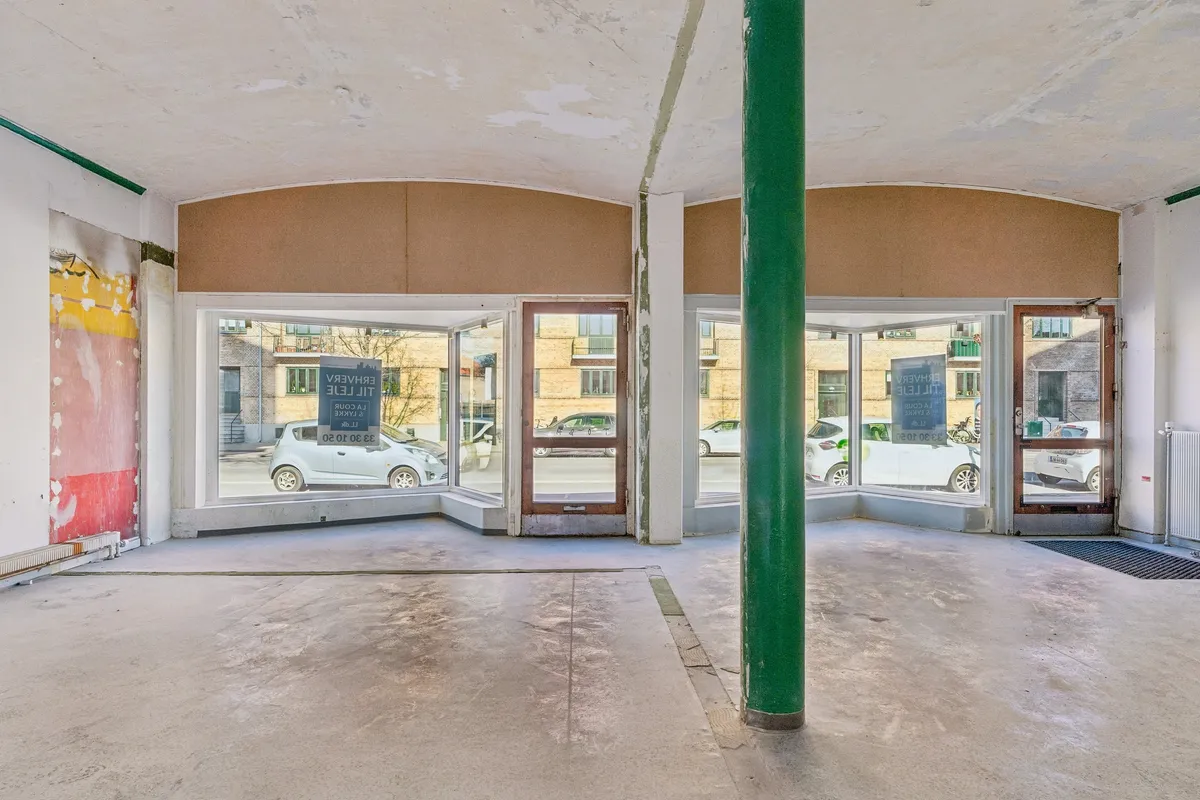 Lej et lyst og stort kontor i frederiksberg med glasvinduer, højloft og eksponeret til gaden
