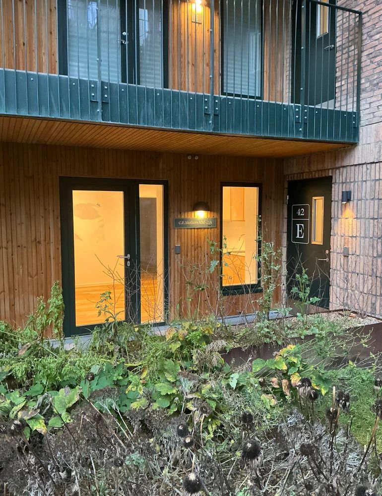 Kontorlokation i C.F. Møllers Allé 42B, 2300 København S med lyse vinduer og grønne planter i forgrunden