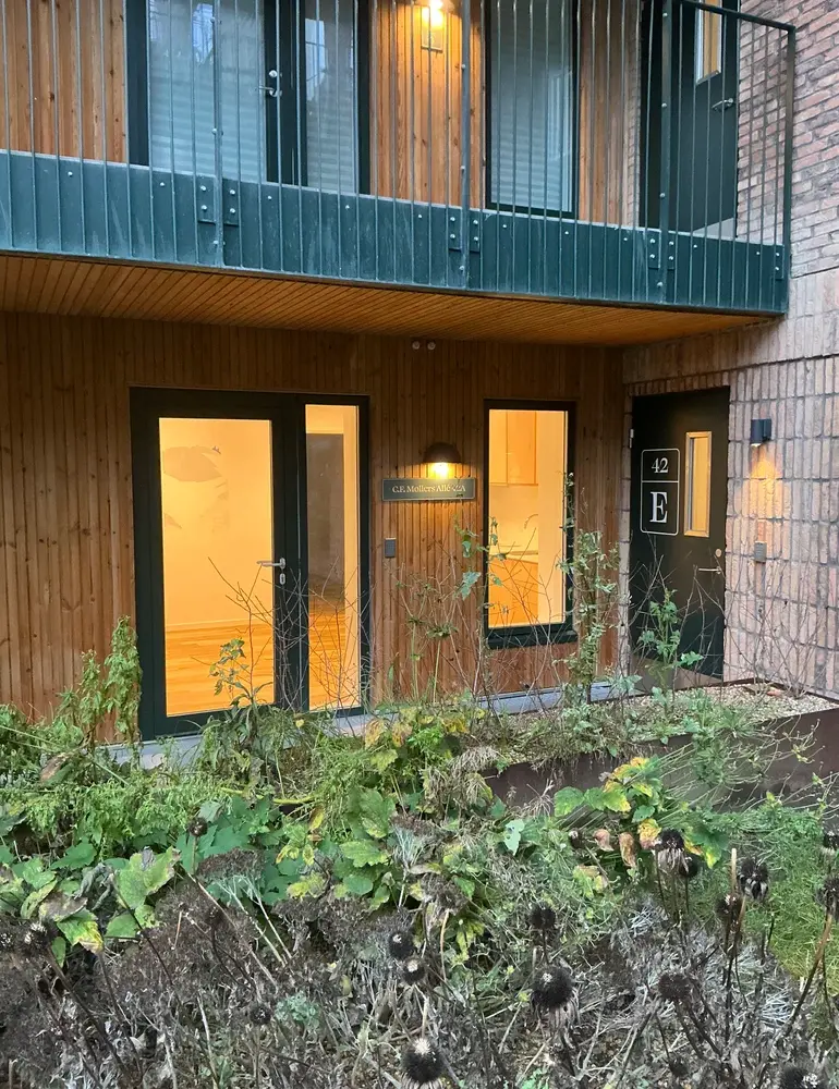 Kontorlokation i C.F. Møllers Allé 42B, 2300 København S med lyse vinduer og grønne planter i forgrunden