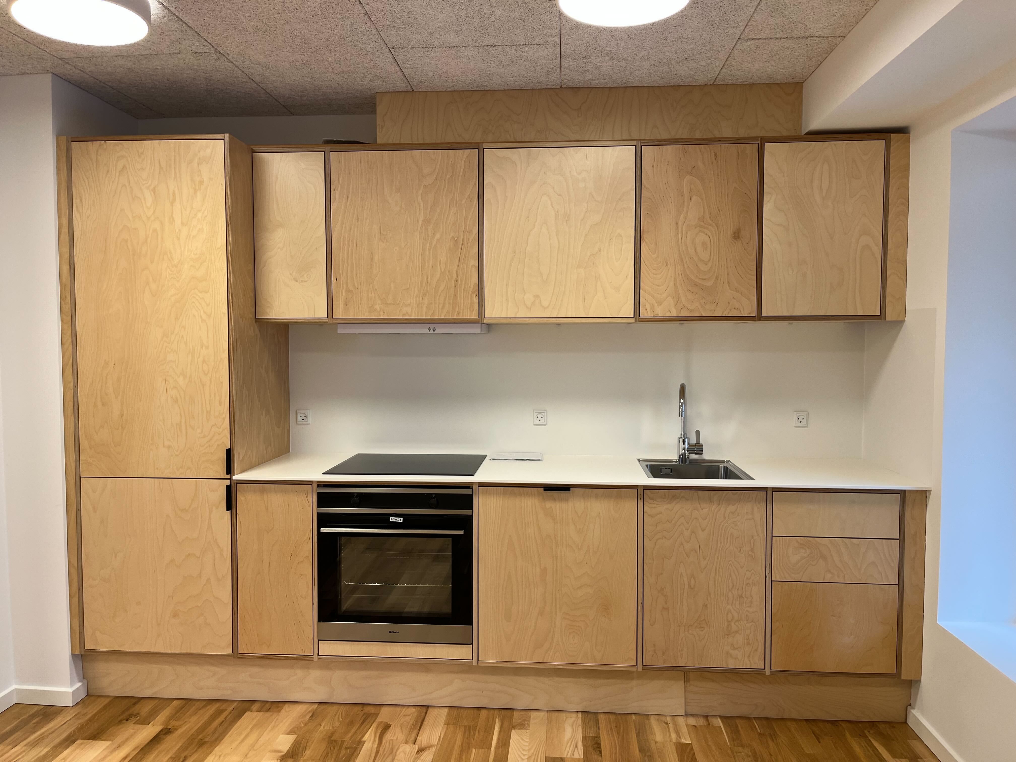 Lyst og funktionelt kontorlokale med eget køkken og bad. Køkkenet er udstyret med moderne møbler og en indbygget ovn. Lokalet har et lyst gulv og store vinduer for masser af naturligt lys.