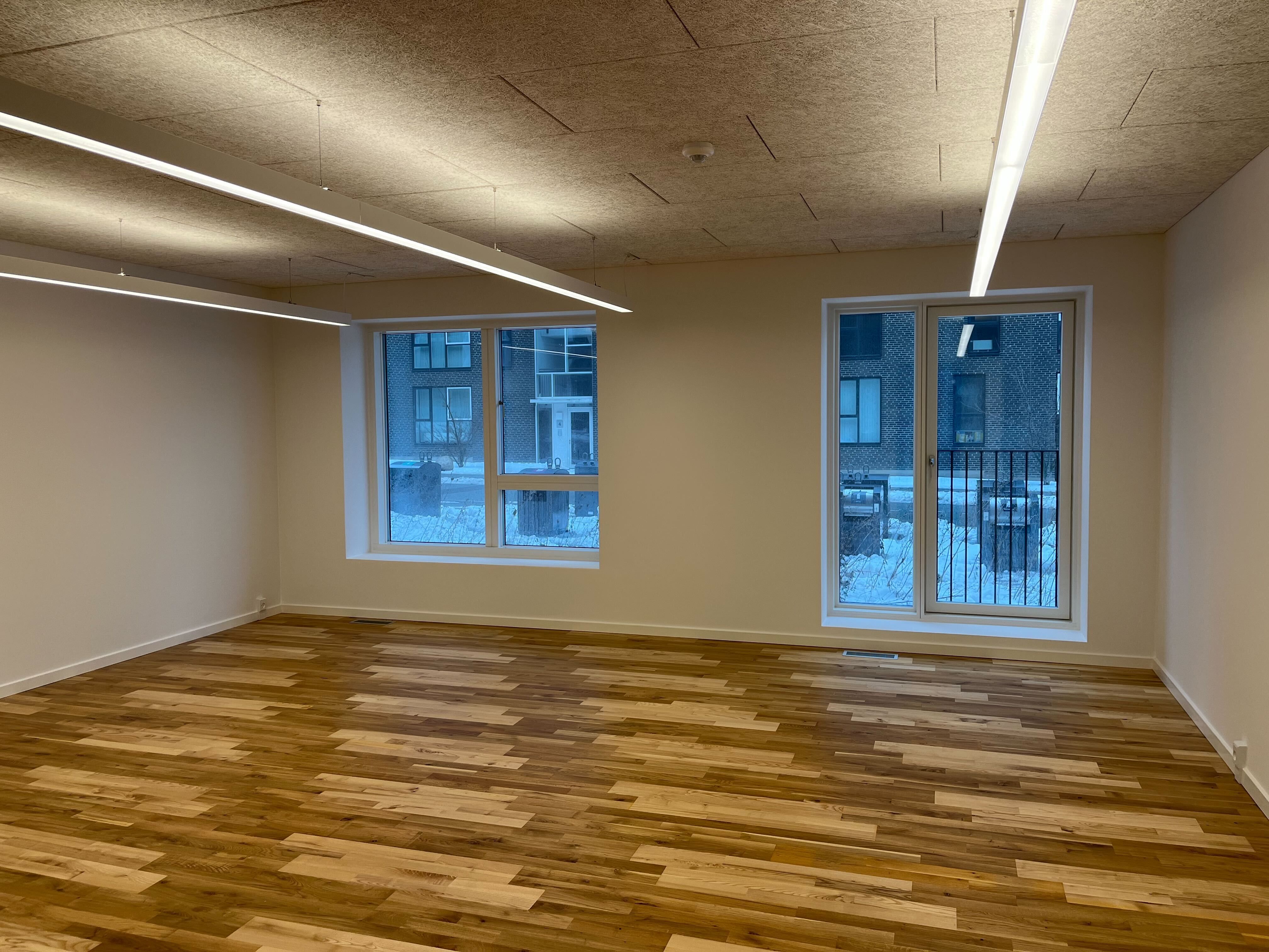Lyst og rummeligt kontorlokale med lyse loftsvinduer og hårdt trægulv til leje. Lokalet har eget køkken og badeværelse, og der er udsigt til gårdhave med sne fra vinduet