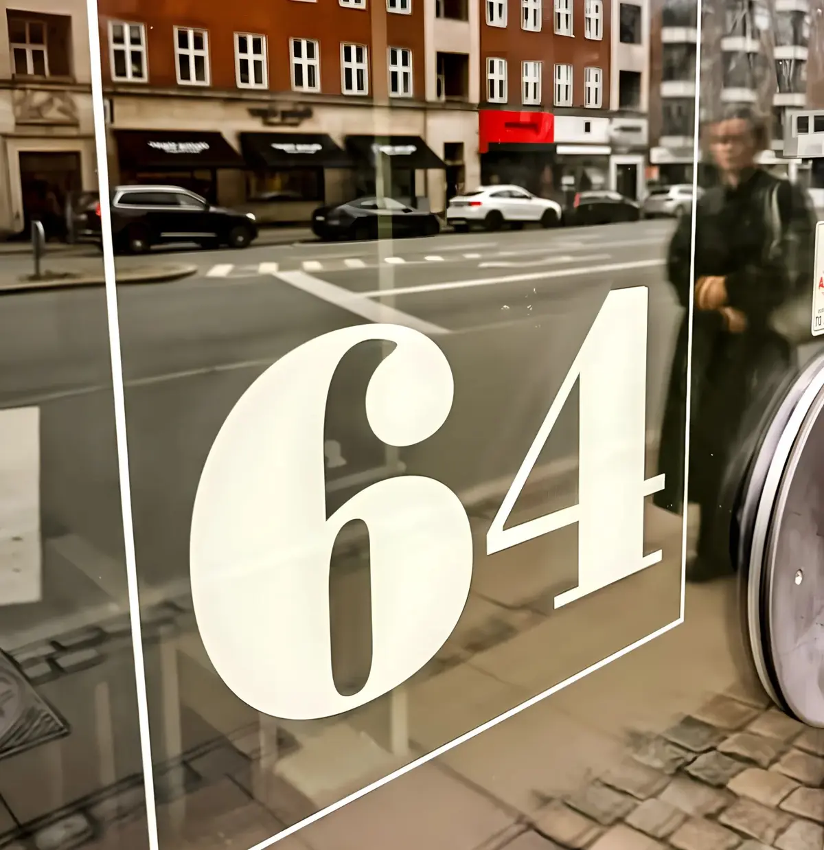 Take-away og selskabslokale til leje på Østerbrogade 64, København Ø. Moderne lokale med udsigt over gaden og nummer 64 i glasdøren