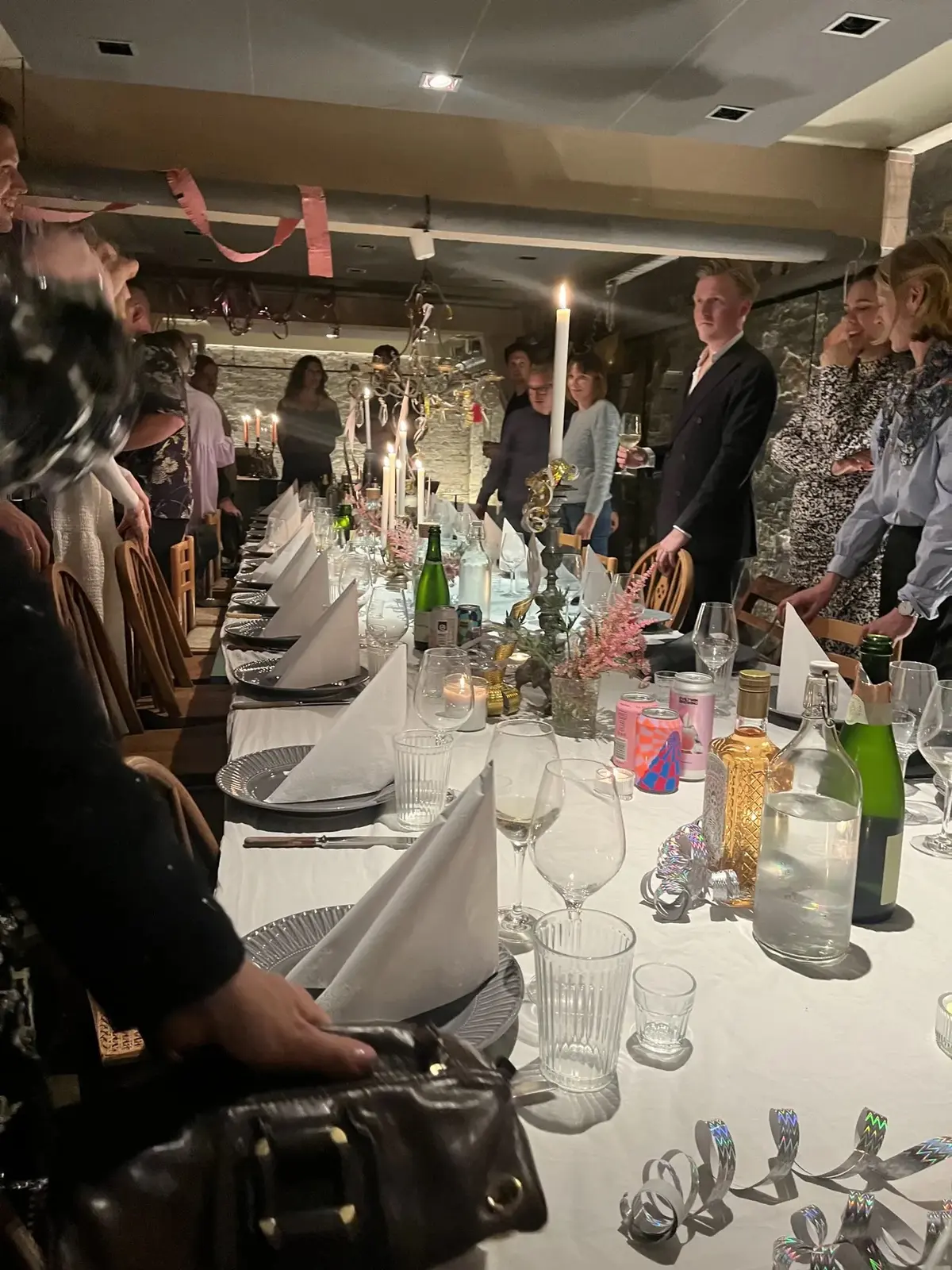 Take-away-lokale med langt bord og hvidt linne på Østerbrogade 64, 2100 København Ø, krydret med lyse og farverige dekorationer