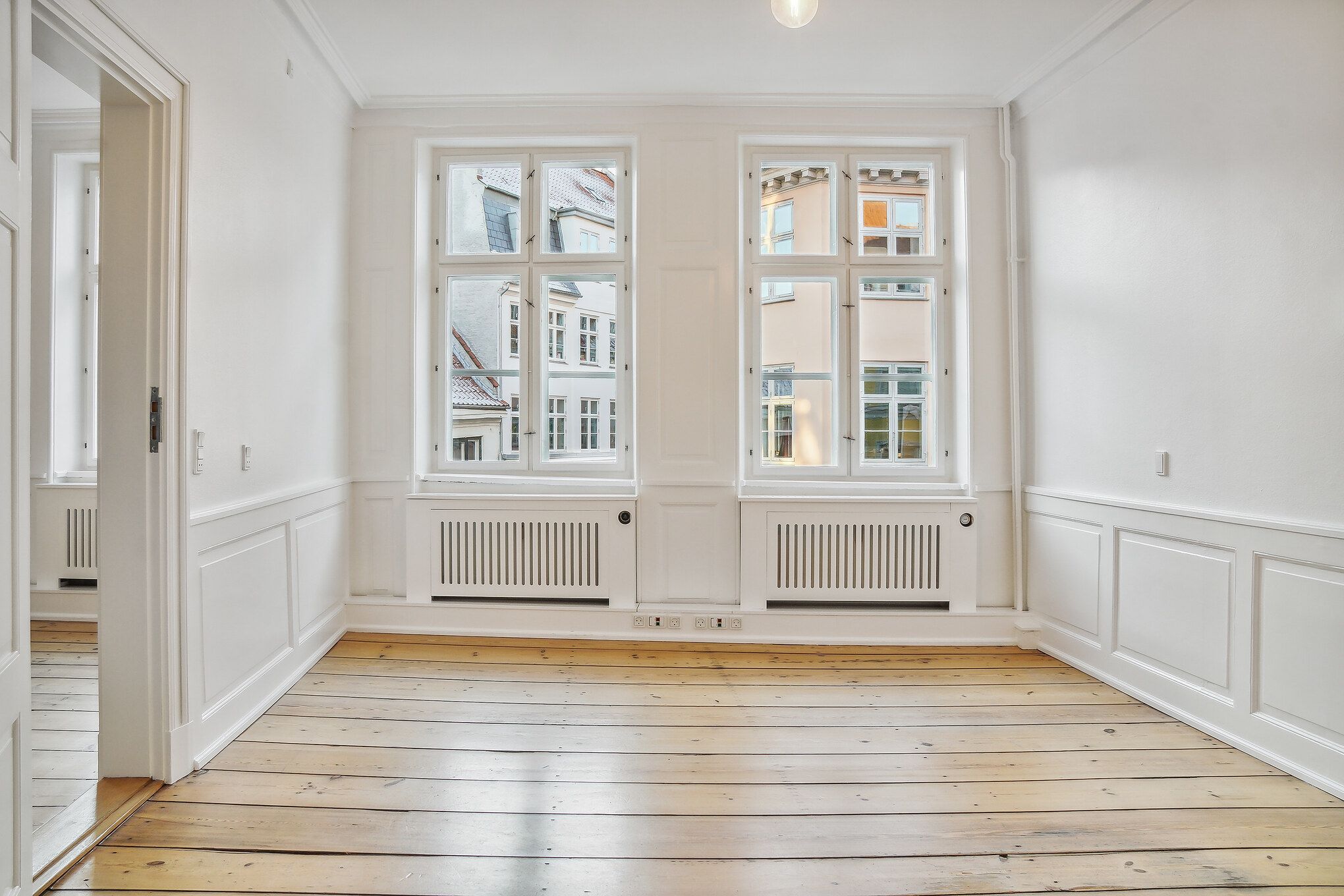 Røgfri, eksklusivt kontorlokal i hjertet af København. Lokal med moderne indretning og højloftede rum. Trægulv, lyse vinduer og udsigter mod Kronprinsens gade.