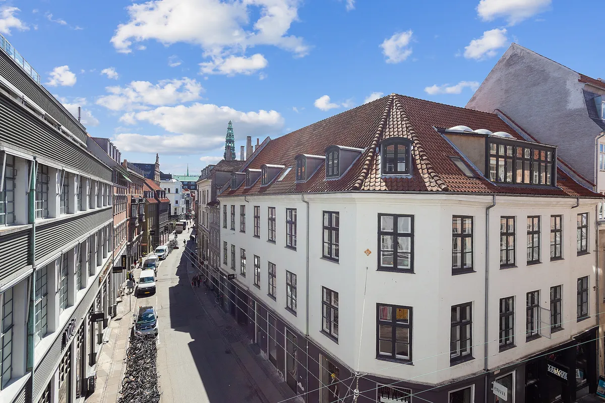 Kontorlejemål med udsigt til Kronprinsensgade, hvor kontoret er i 3. sal, og der er parkerede biler og cykler langs siden af gaden
