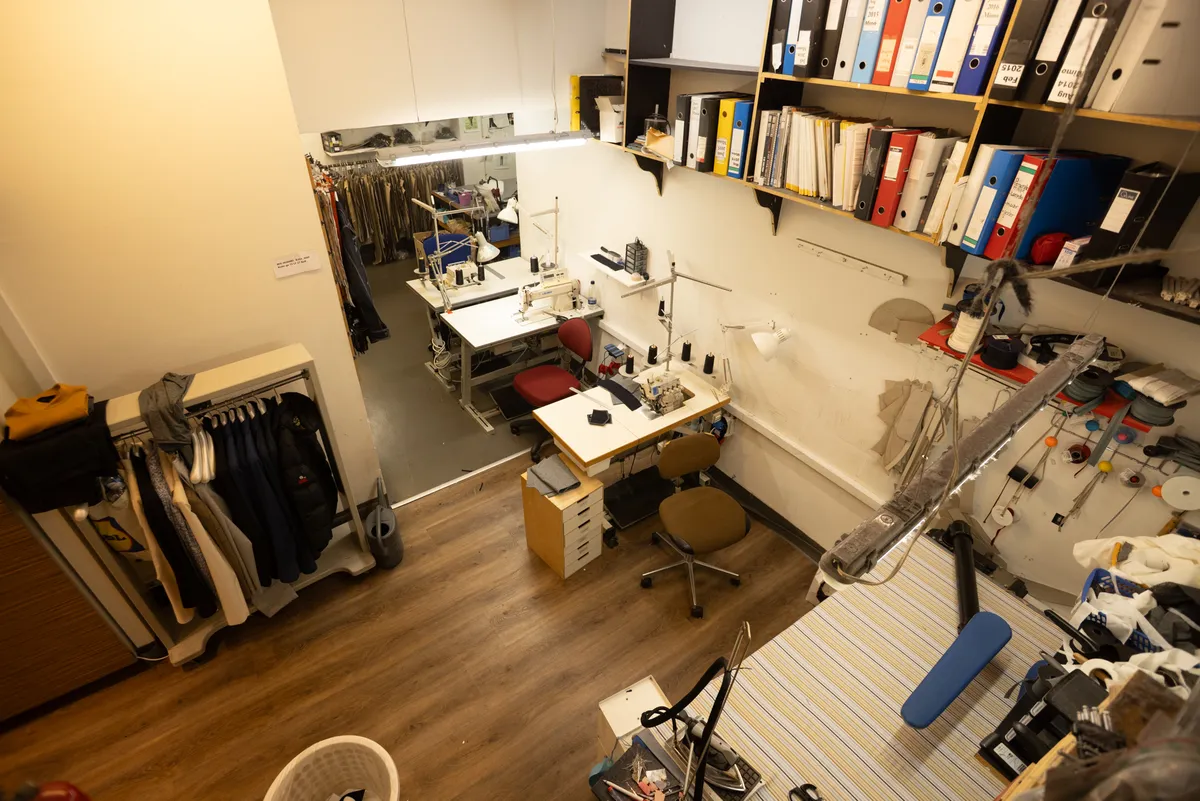 Lejemage på Frederiksborggade 37 med to stuer og et loft til leje. Forretningslokaler med skriveborde, symaskiner og tøjstative i stuerne