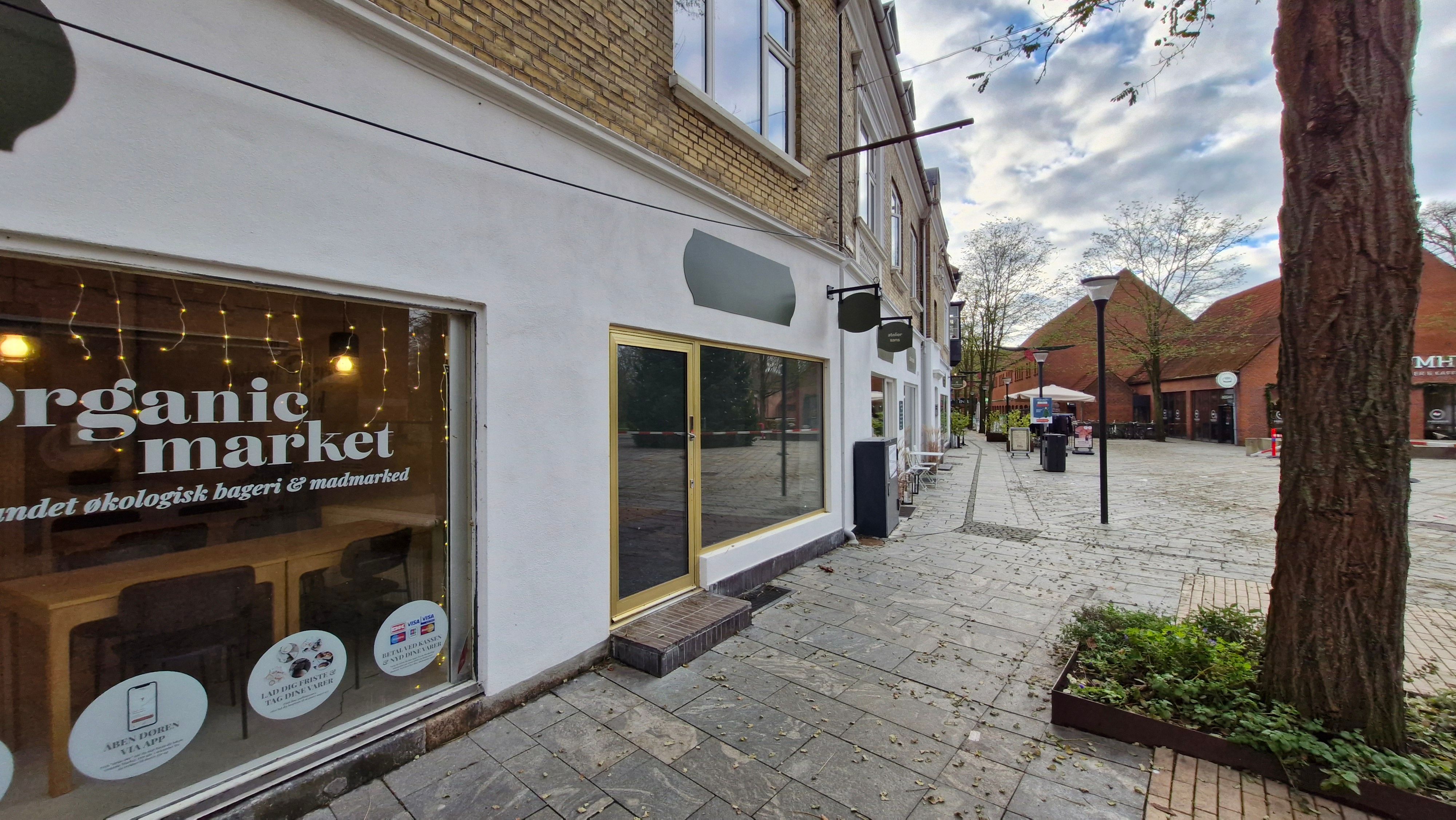 Lejetage med butik til leje i Birkerød. Tag nu lejligheden til at investere i en fremtidssikret butik i en travl gågade