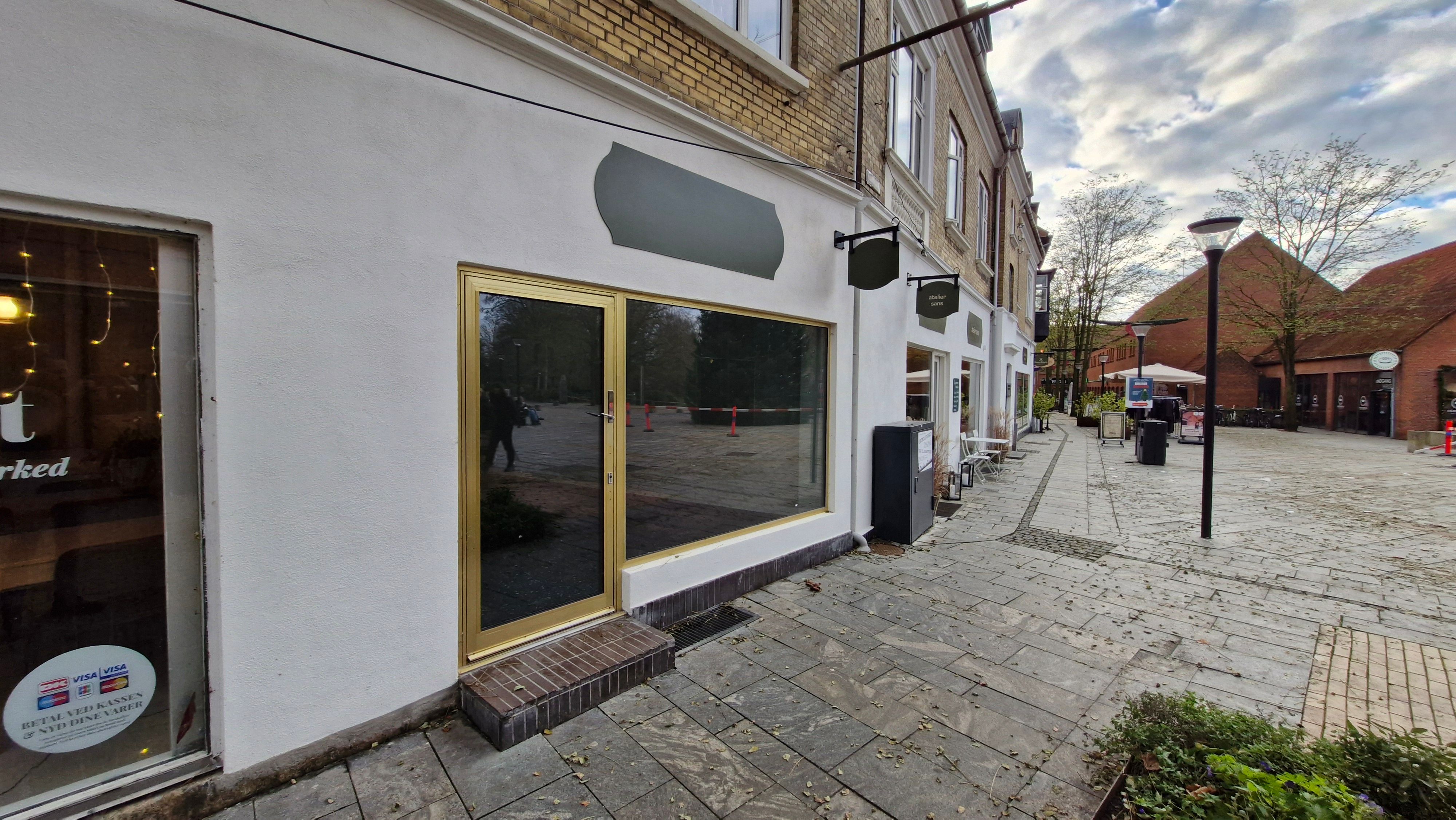 Store butikslokaler med store ruder og en dejlig facade på Hovedgaden i Birkerød. Lys og lyse lokaler med gode muligheder for takeaway.