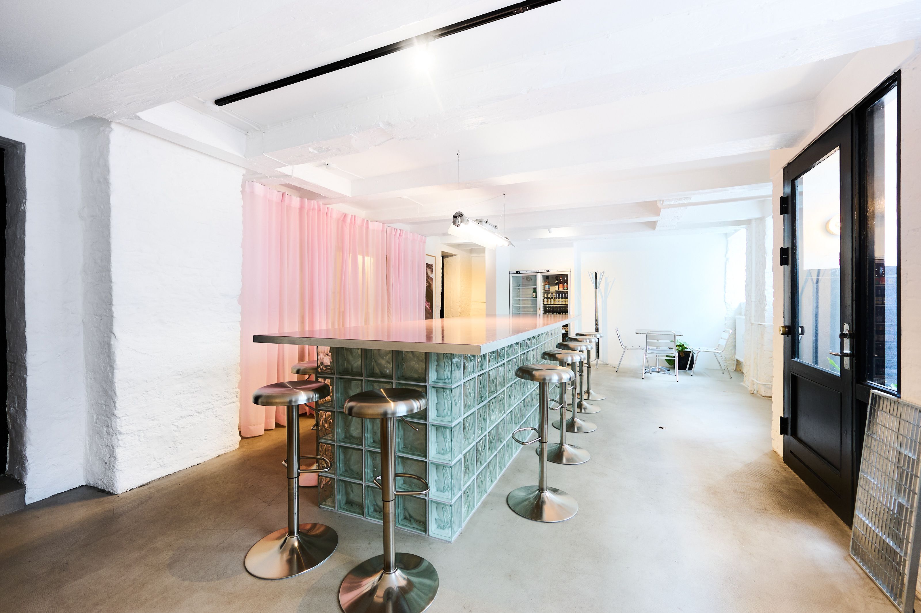 Investeringsejerlejlighed med terrasse i Dronningens Tværgade i København K, med moderne køkken, lyse stuer og lystbadehave