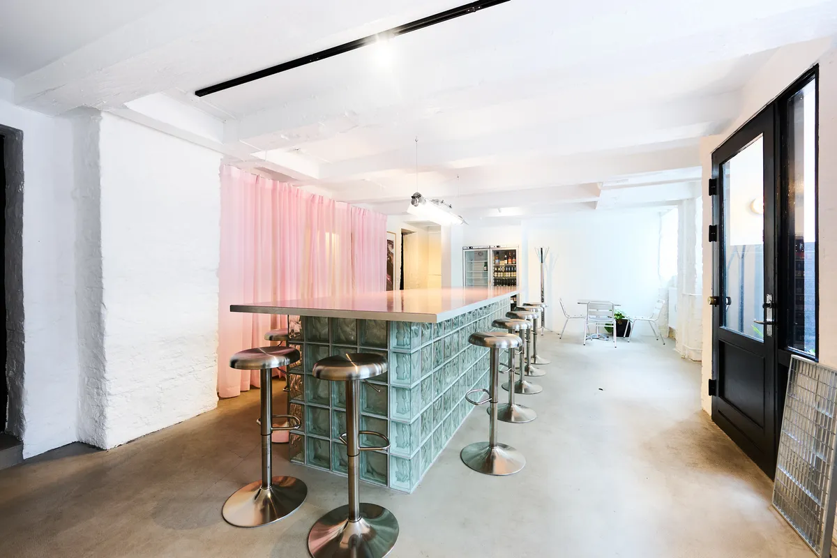 Investeringsejerlejlighed med terrasse i Dronningens Tværgade i København K, med moderne køkken, lyse stuer og lystbadehave