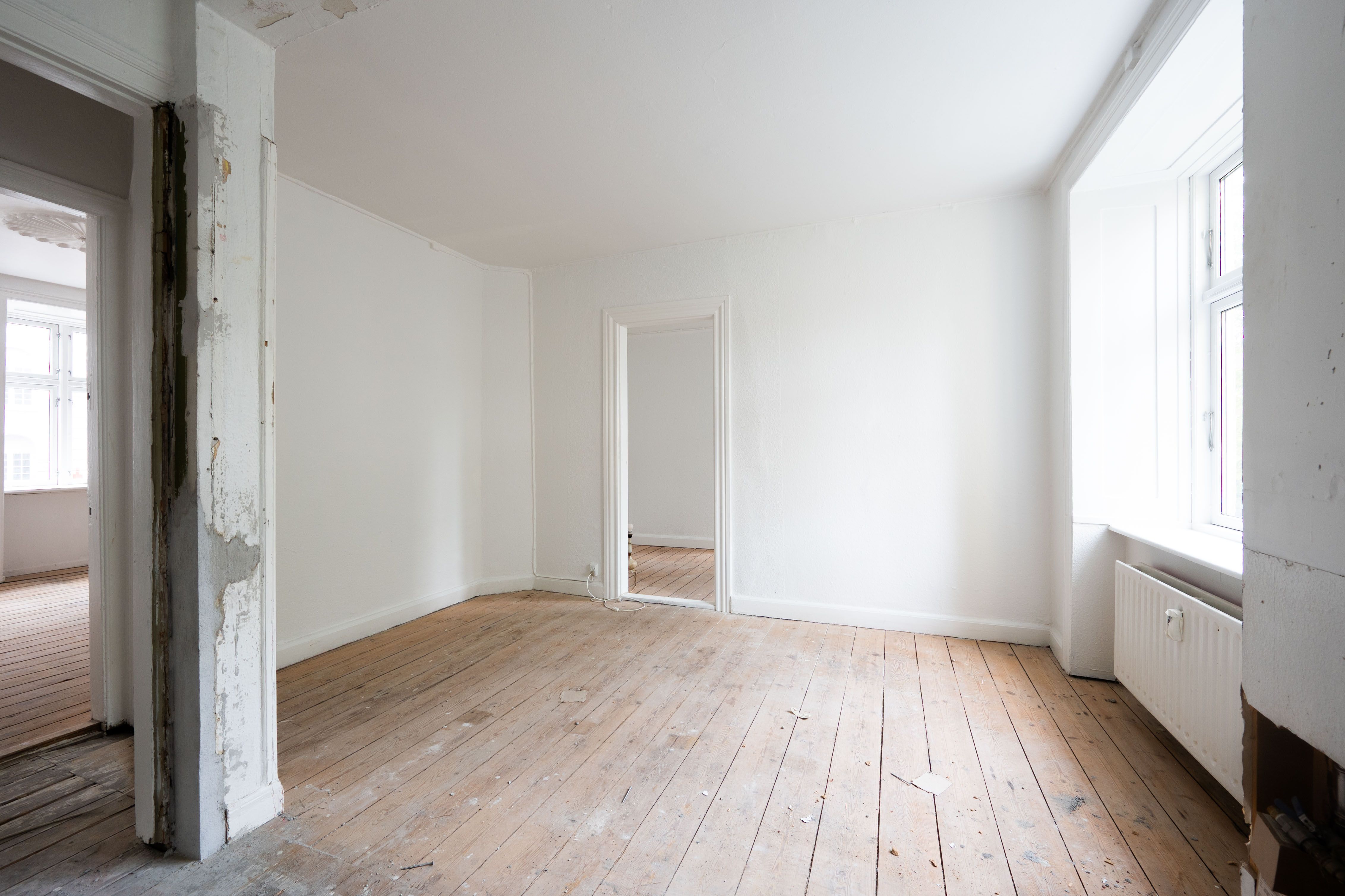 Tom og renoveret lejlighed med højt til loftet, lyseruder og et åbent rum til næste boligprojekt. Det er en lille lejlighed med to værelser og køkken.