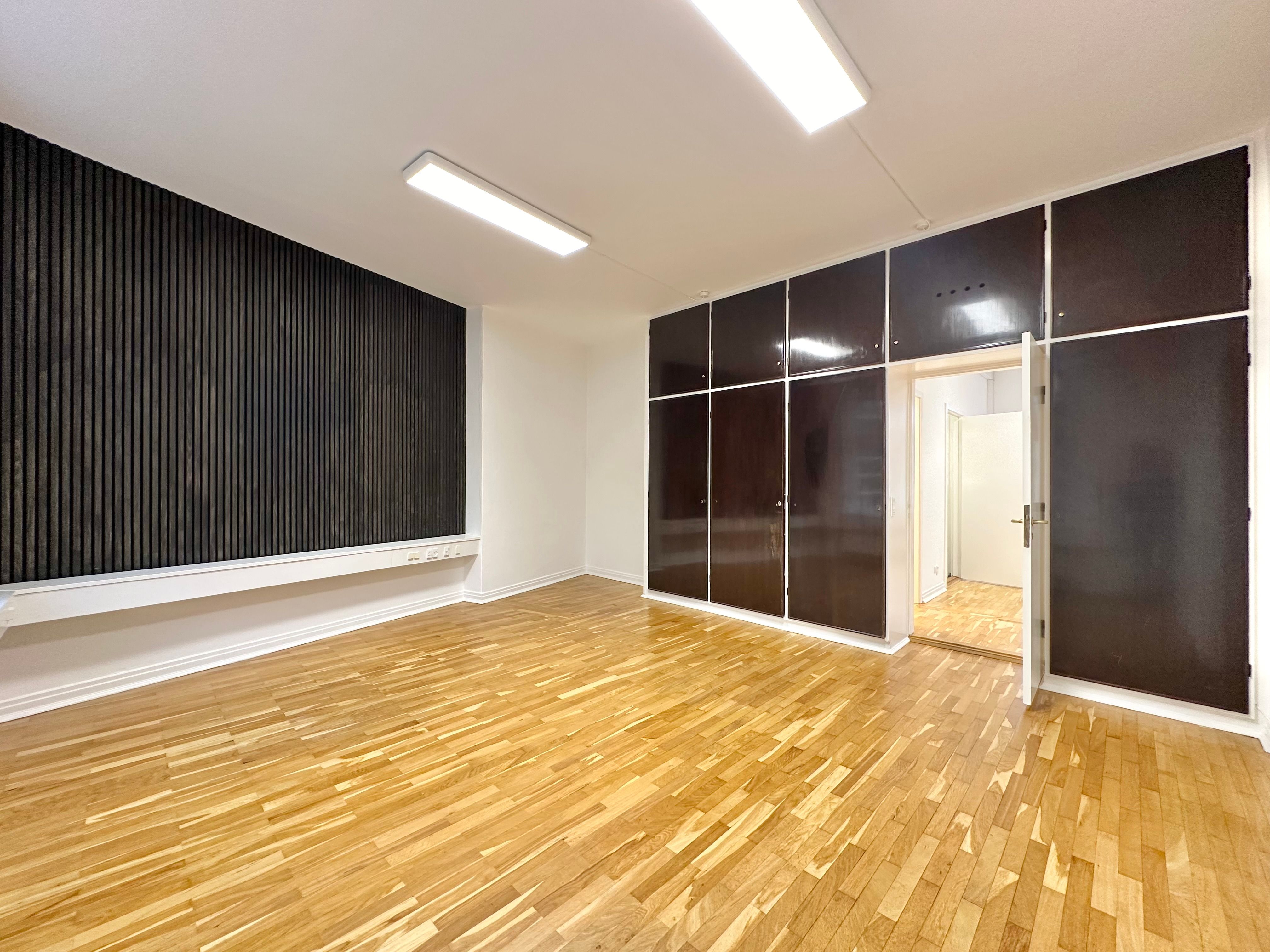 Ledig kontor til leje i Odense C med moderne design, højloft og trægulv. Værelset har store vinduer og masser af lys. Velegnet til små virksomheder.