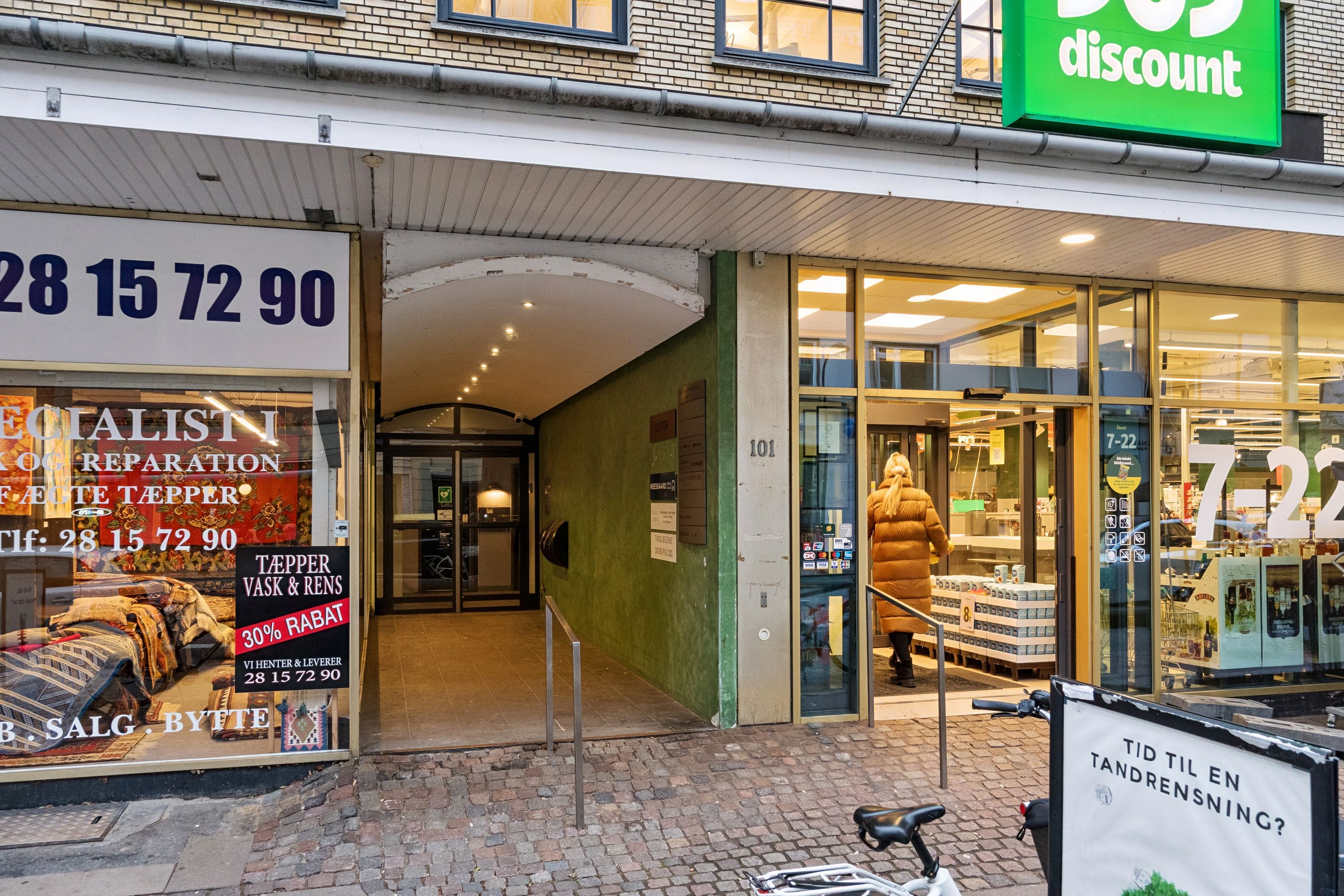 Kontor i Ordrupvej 101 med indgangsparti og rabat tilbydes til leje. Butik med rengøringsservice og rabatter. Rabatt på 30 % og salg af nye og brugte ting.