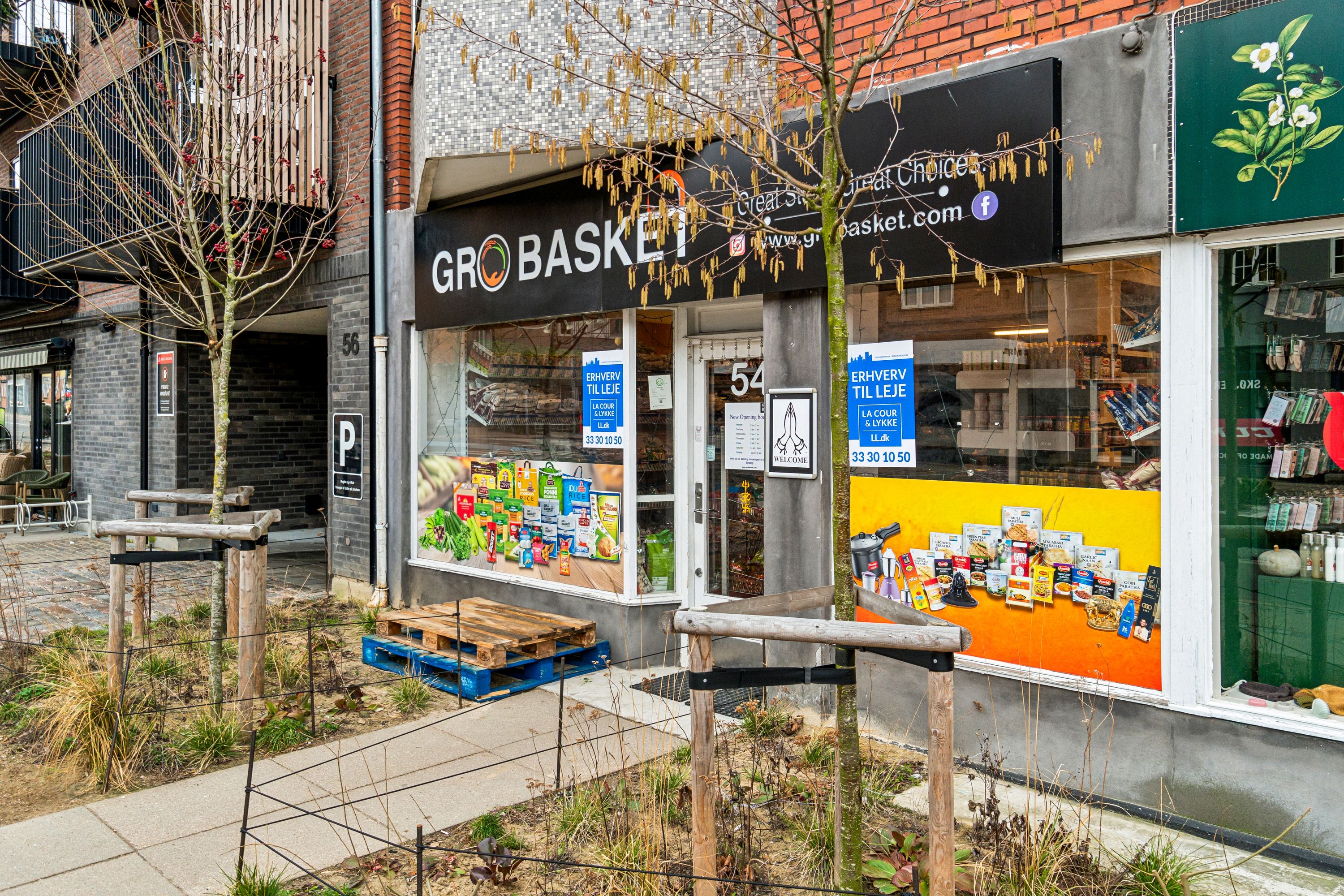 Butik til salg på Søborg Hovedgade 54, st. tv. Butikken er møbelryddet, og der er plakater med lukket på vinduet. Der er et grønt banner på facaden med teksten Choice