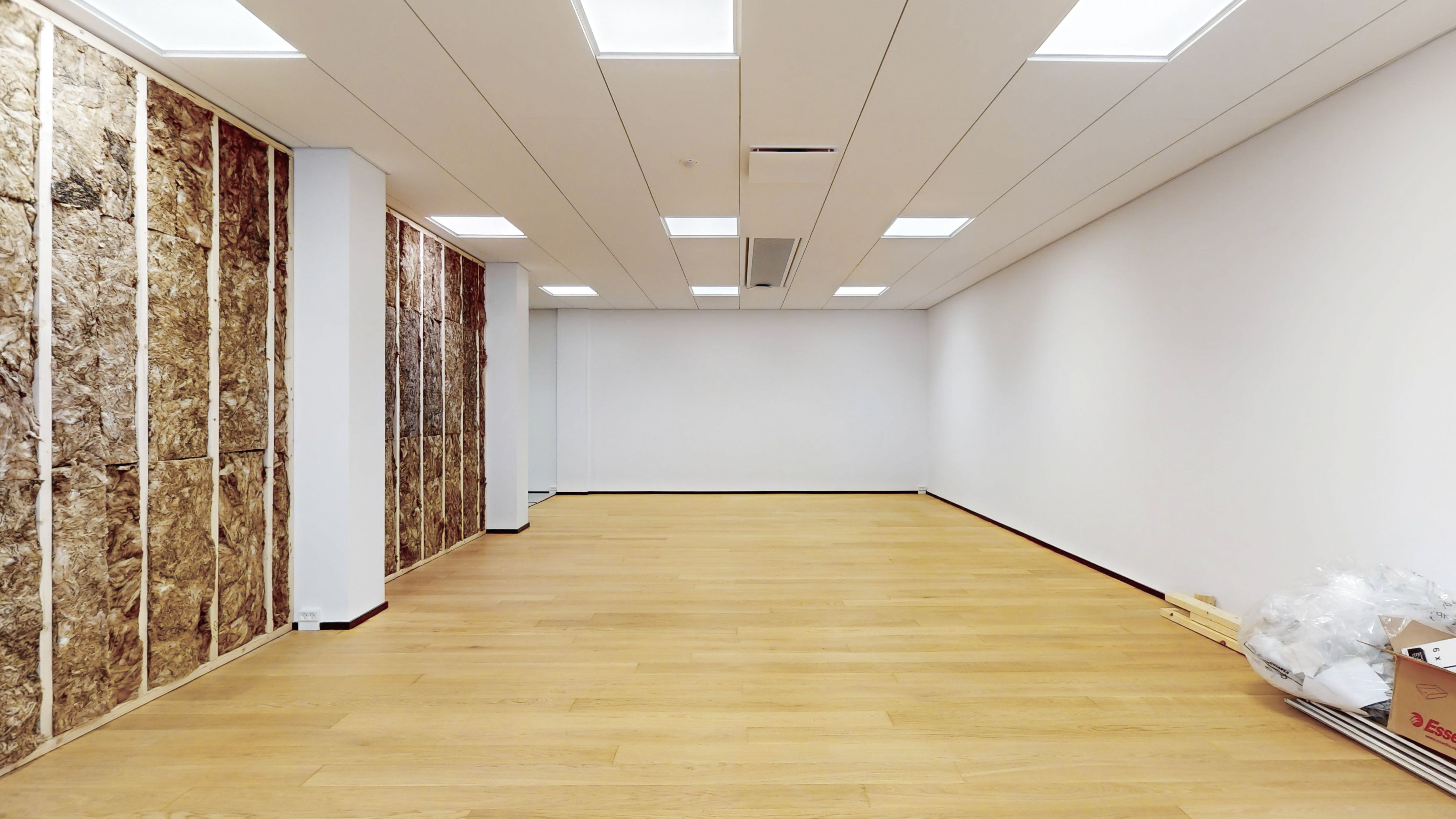 Lige nu er der et fremlejemål på 145 kvm til leje i København V. Rummet er fuld af lys og har lyse gulve samt vægge. Der er også plastrammede vinduer med luftkanaler.