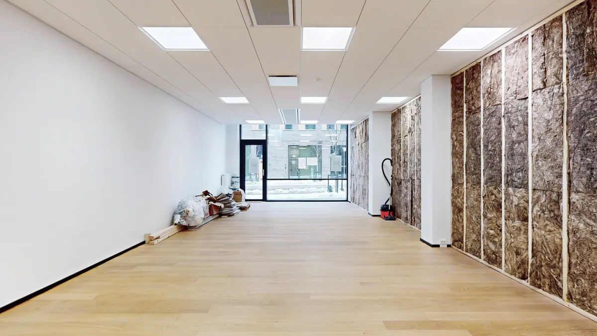 Fremlejlighed med lyse lofter og møbleret med massivt trægulv og moderne møbler og udstyr til ethvert kontor