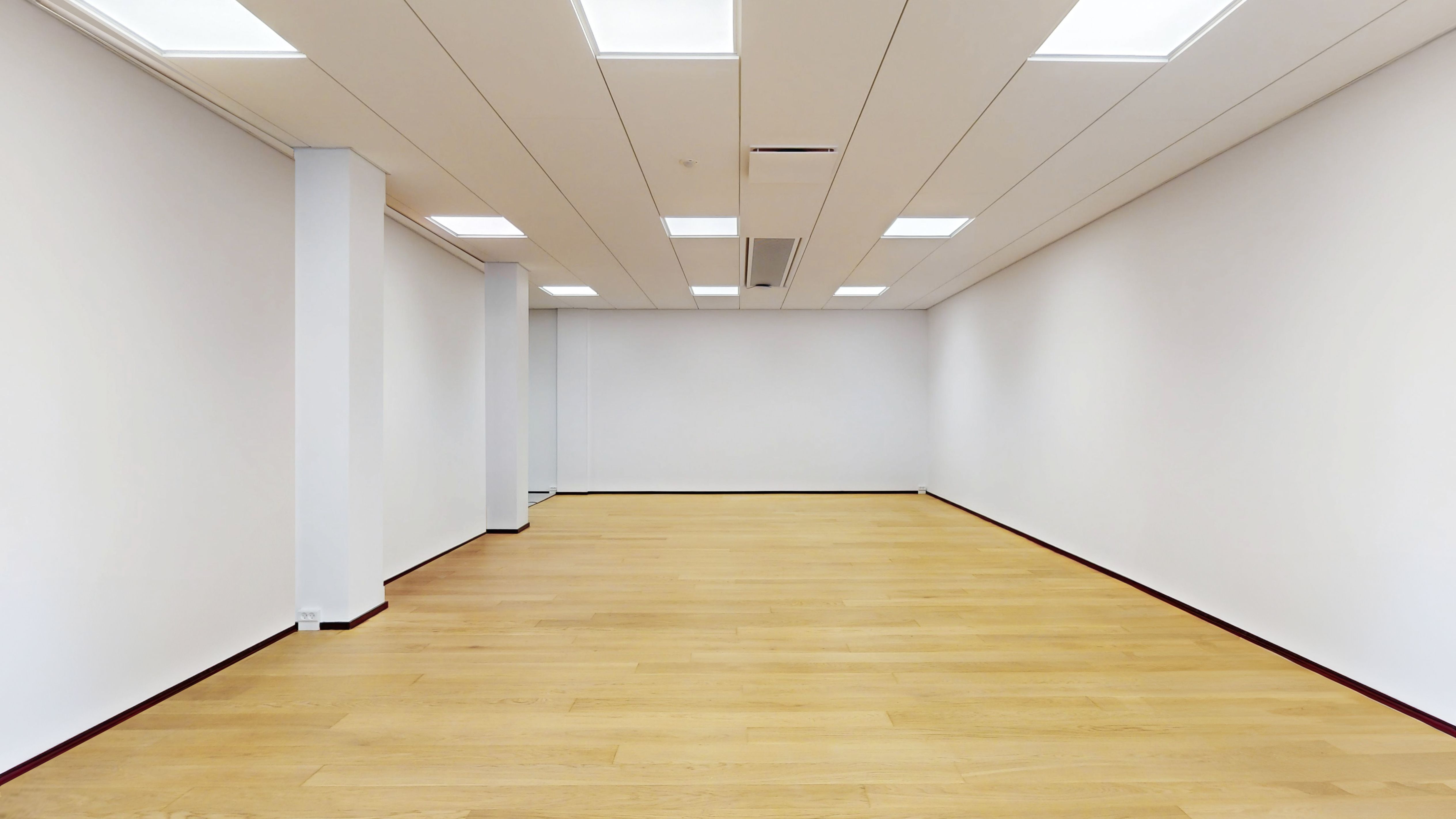 Store tomte på Ny Carlsberg Vej 42 i København V. Her er en tomt med hvide vægge og lyse lofter. Gulvet er lavet af lyse træplanker.