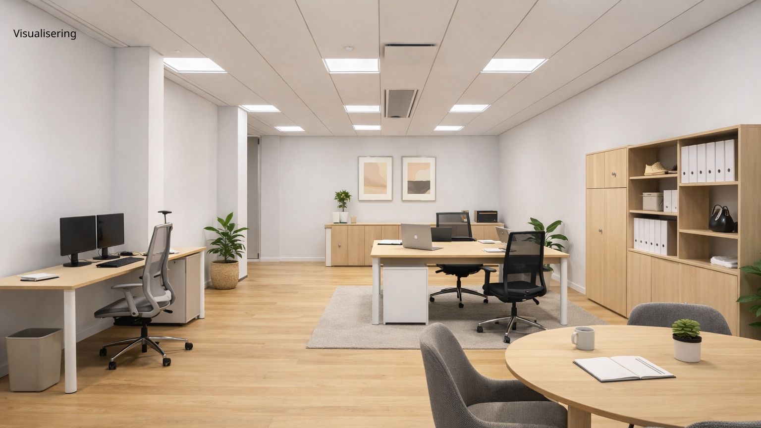 En moderne, møbleret kontor med trægulve, højloft og plantepoter samt bøfler, hvor to personer sidder på kontorstoller ved skrivebord med computer og kop