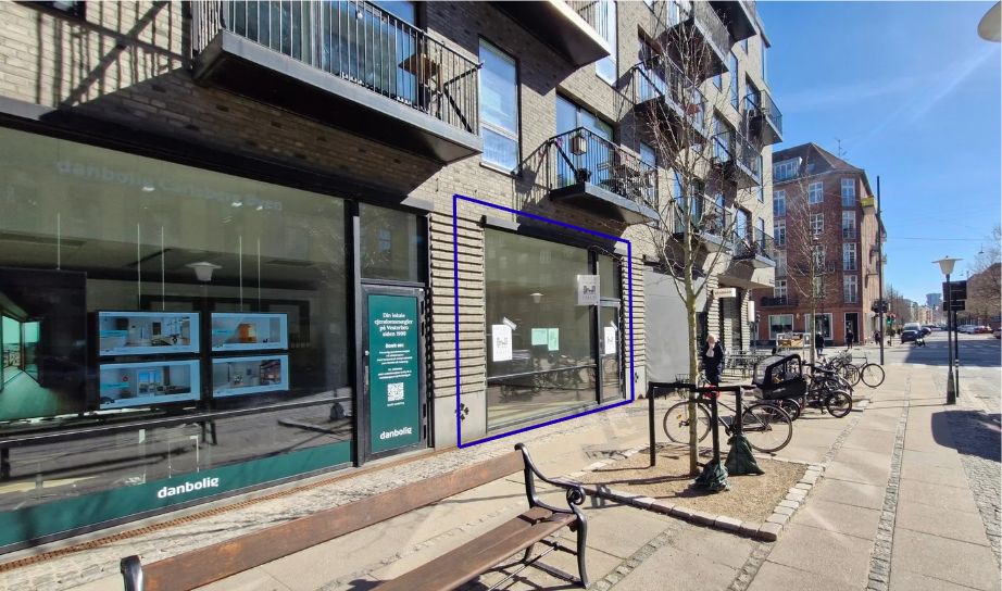 Fremlejemål på 145 kvm med glasfront og skilte med teksten Danbolig og Danbolig på gaden Ny Carlsberg Vej 42, København V