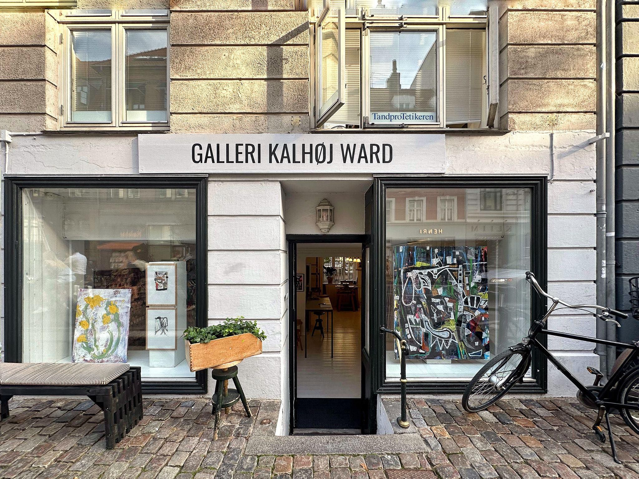 Galleri Kalhøj Ward ligger i Nordre Frihavnsgade 10 i København. Lokalerne er nyrenoverede og fremstår med plante i potte og cykel ved siden af indgangen.