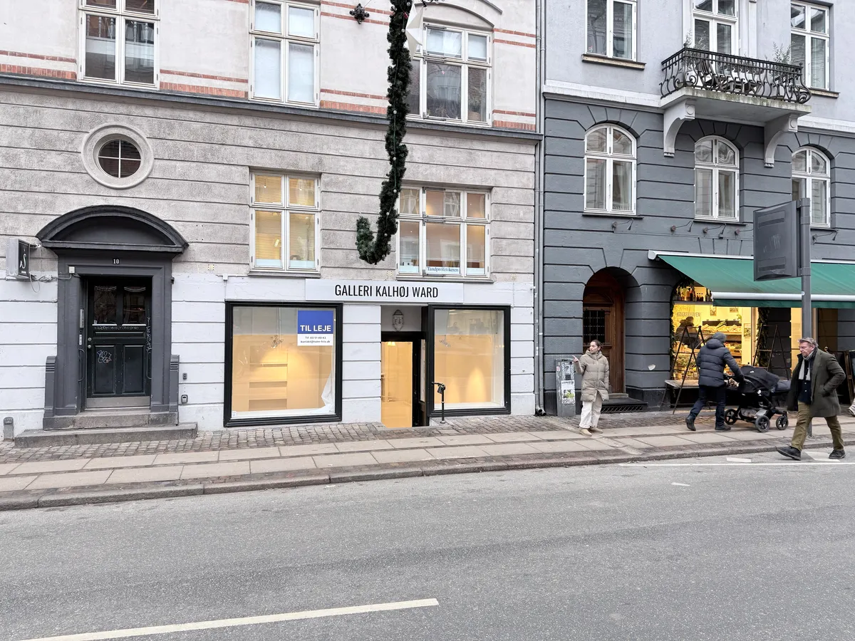 En åben butik kaldet Galleri Kalhoj Ward på Nordre Frihavnsgade i København. Butikken er foran en tre-etagers bygning med lyse vindue i alle etager.