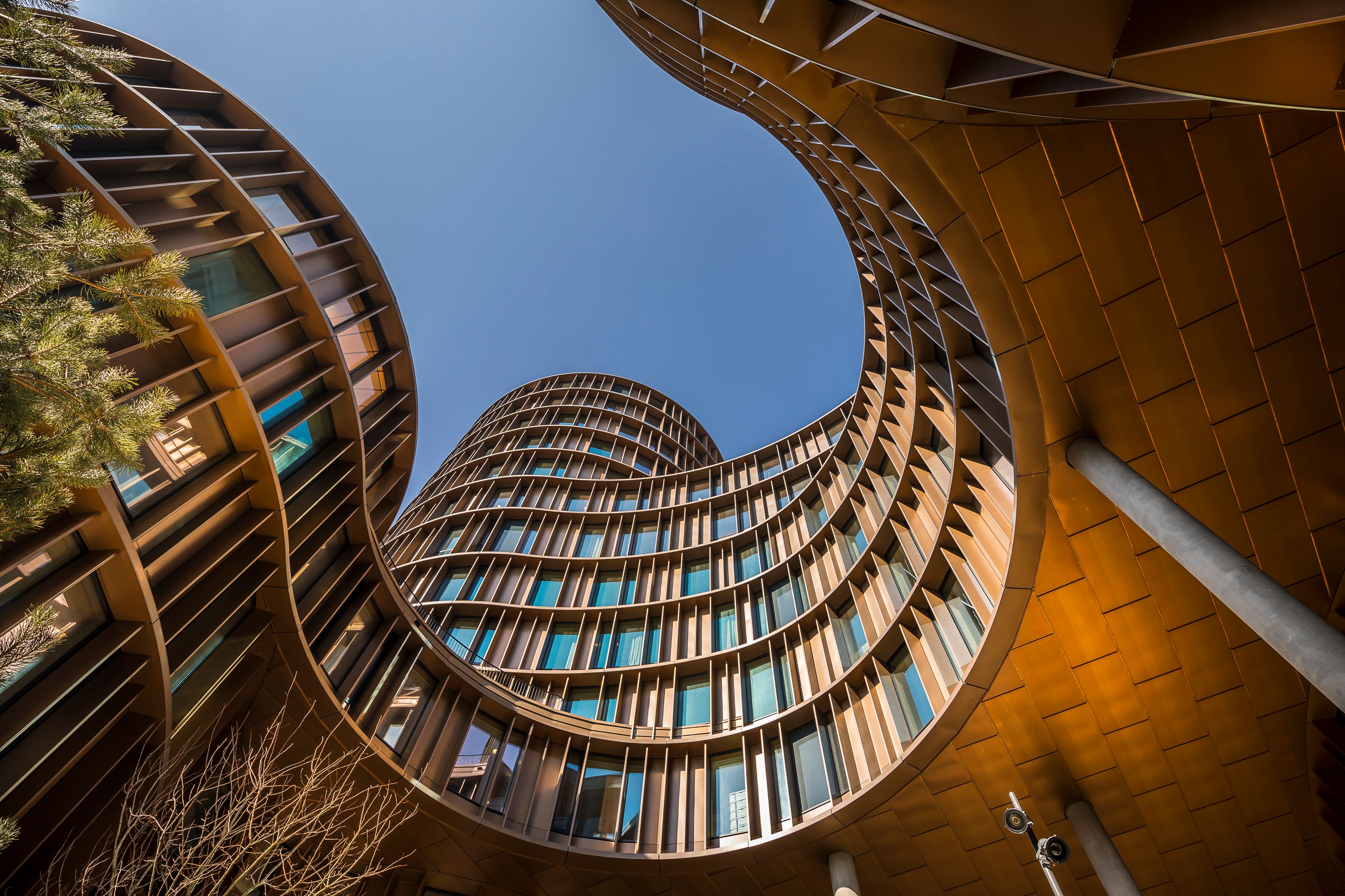 To buede kontorbygninger med glasvinduer og bronzefarvede facader. Bygningerne er forbundet med hverandre. Loftet er 6 meter højt. Der er smuk udsigt til Tivoli