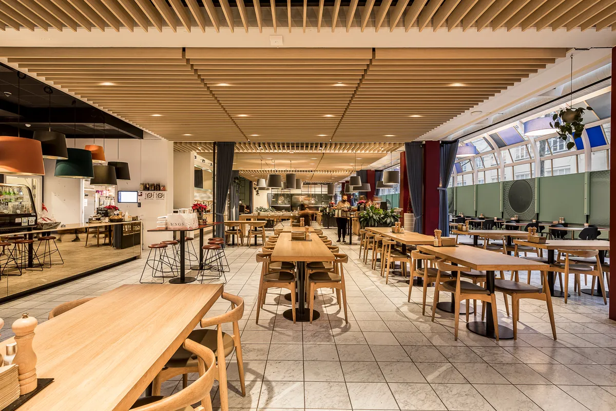 Ledig kontorlokaler med lyse lofter og moderne møbler. Alt inklusive lejemål med udsigt til gaden og terrasse. Enestående plads til café eller restaurant i centrum af København.