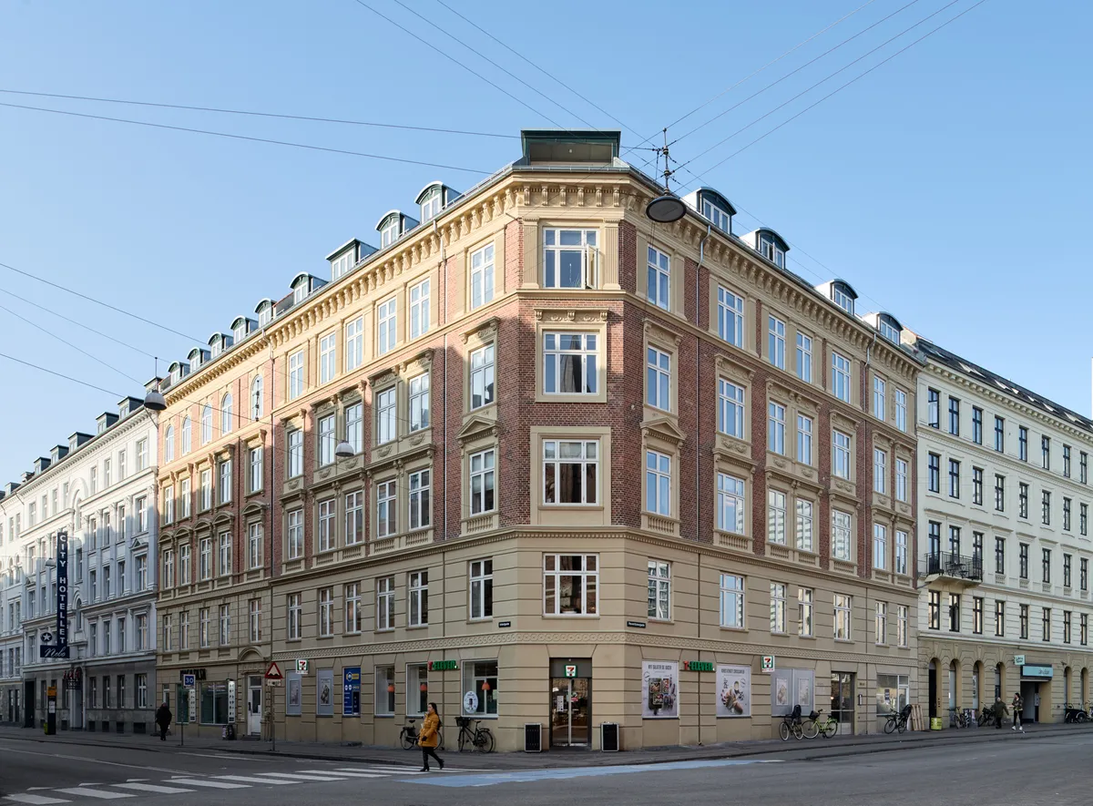 I hjertet af København, på Reventlowsgade 14, 3., København V, står et klassicistisk kontorbyggerne ved Københavns Hovedbanegård. Bygningen har mange vinduer og er kendt for sin let adgang