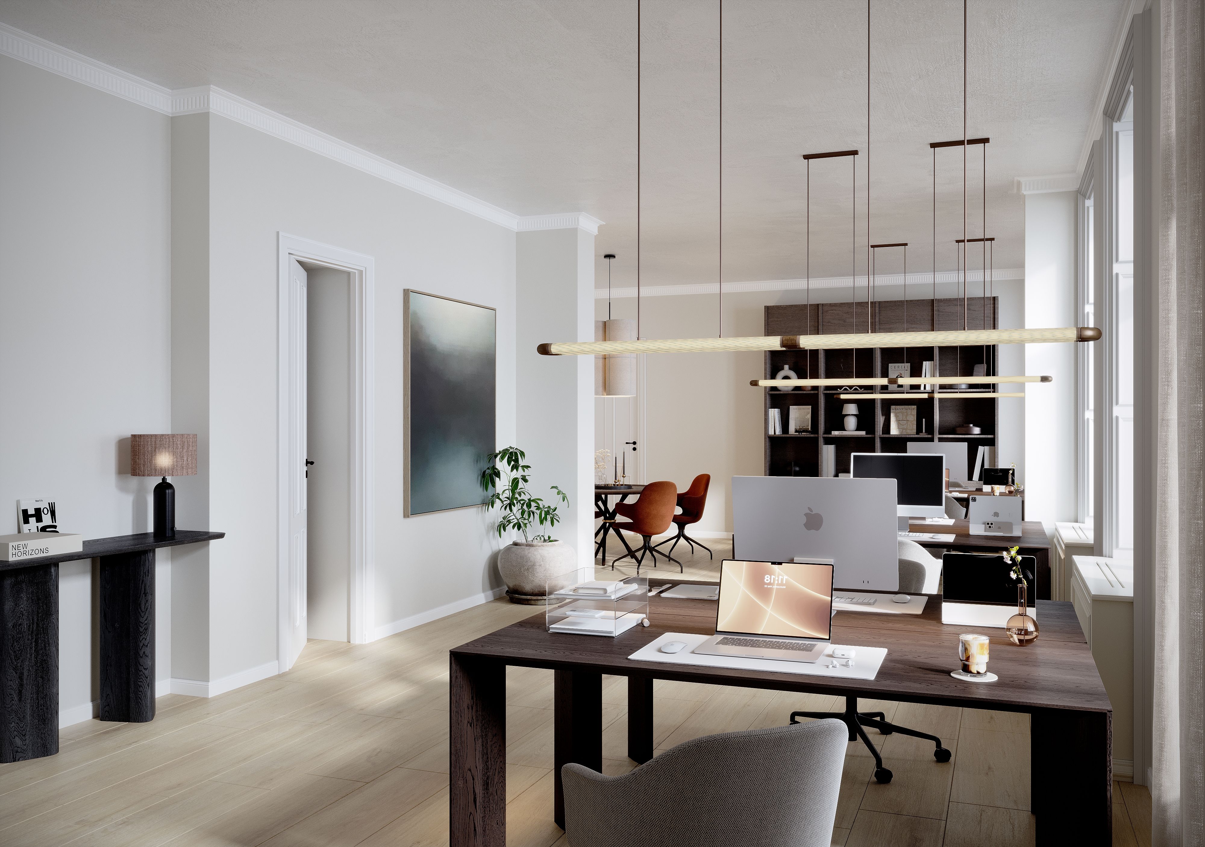 Et elegant kontor med lyse gulve, moderne møbler og teknologi, og et vinduesparti med udsigt til byen.